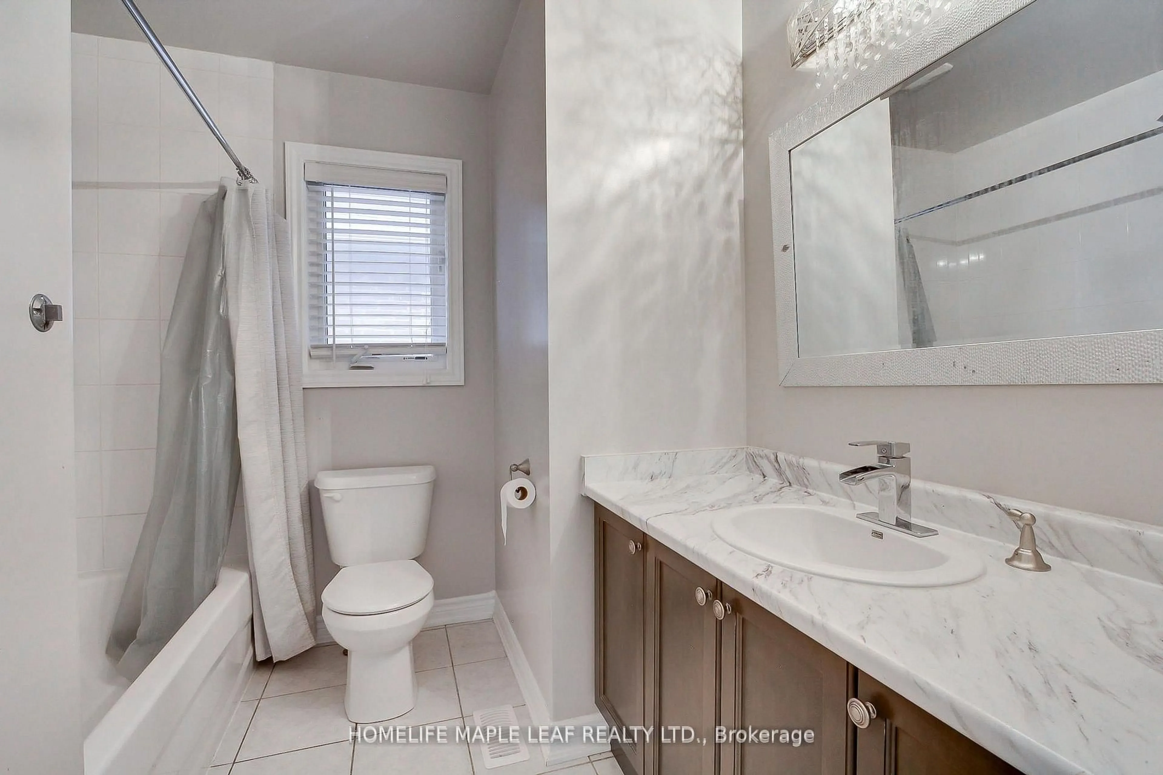 Standard bathroom, ceramic/tile floor for 2180 Dawson Cres, Innisfil Ontario L9S 0H1