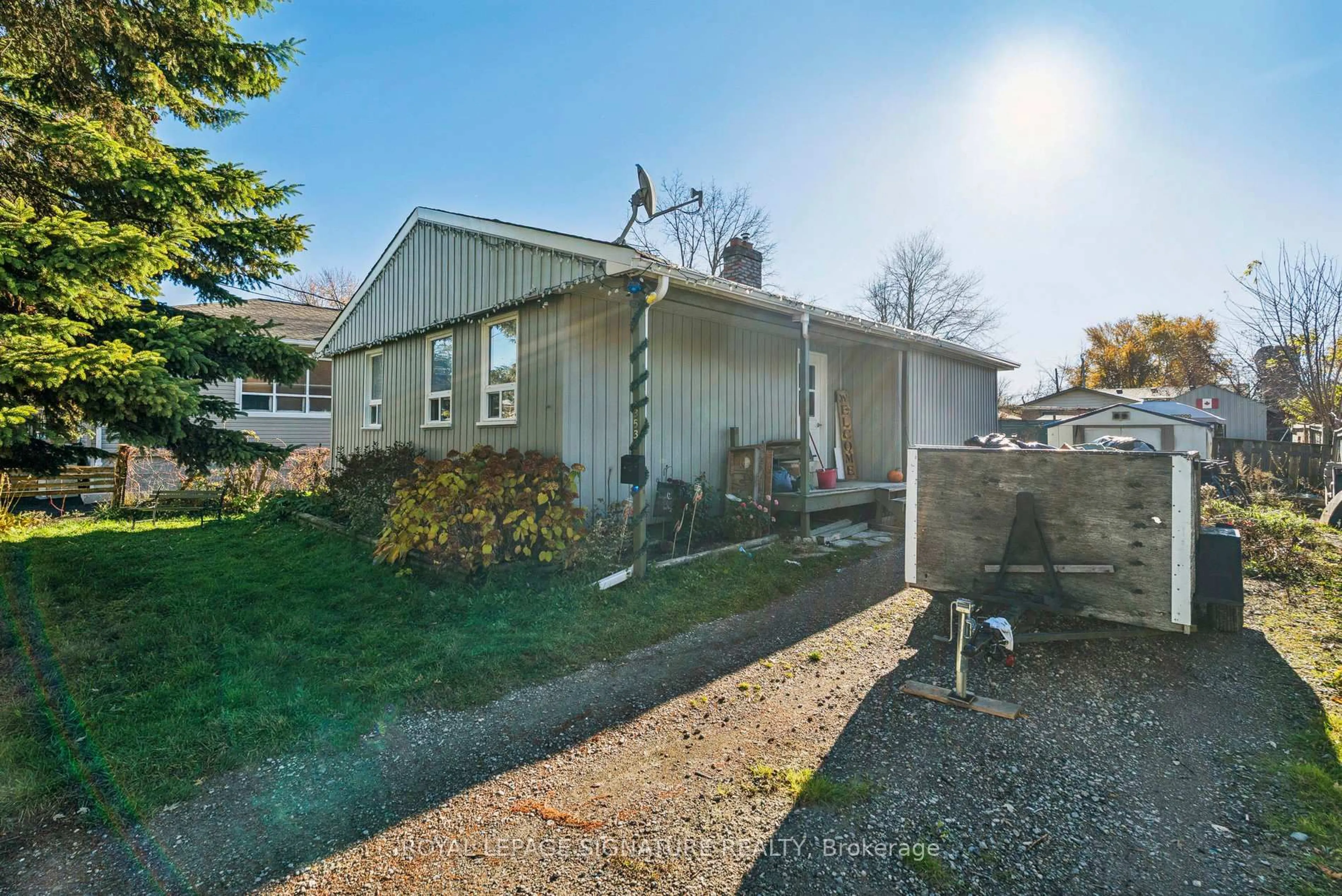 A pic from outside/outdoor area/front of a property/back of a property/a pic from drone, street for 353 Hollywood Dr, Georgina Ontario L4P 3A2