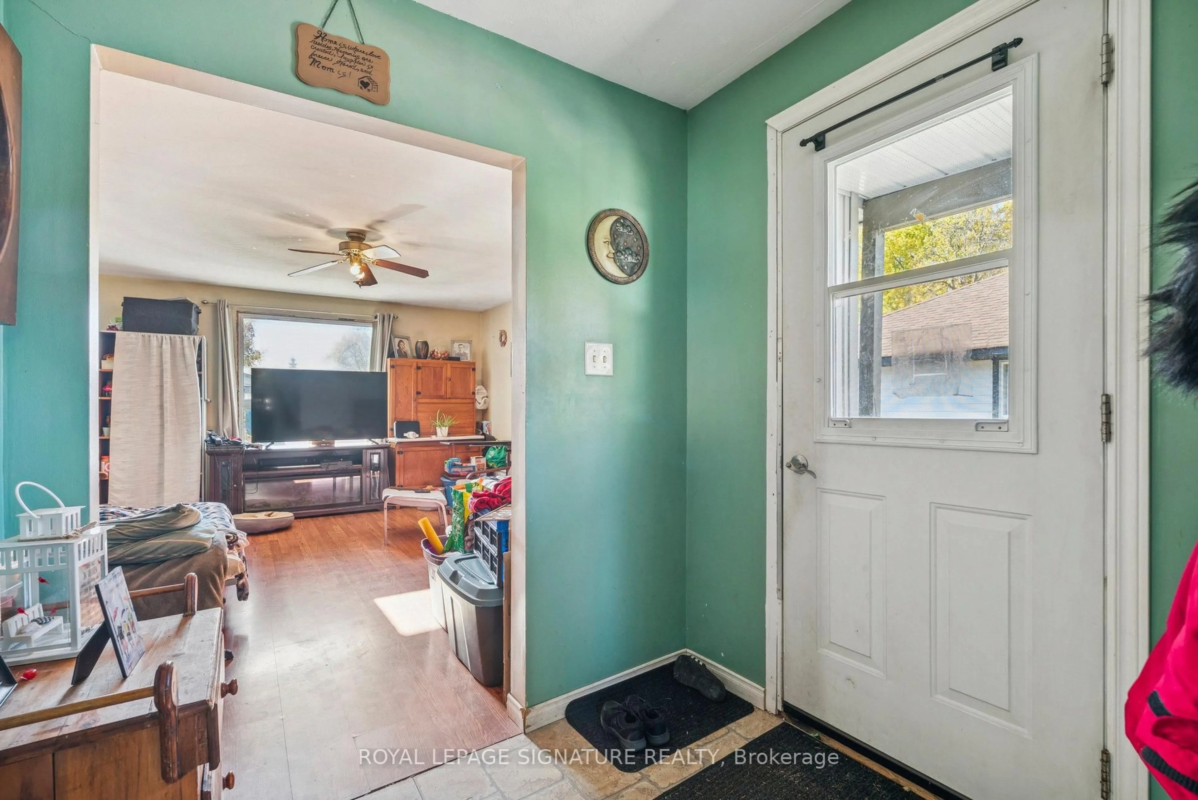 Indoor entryway for 353 Hollywood Dr, Georgina Ontario L4P 3A2