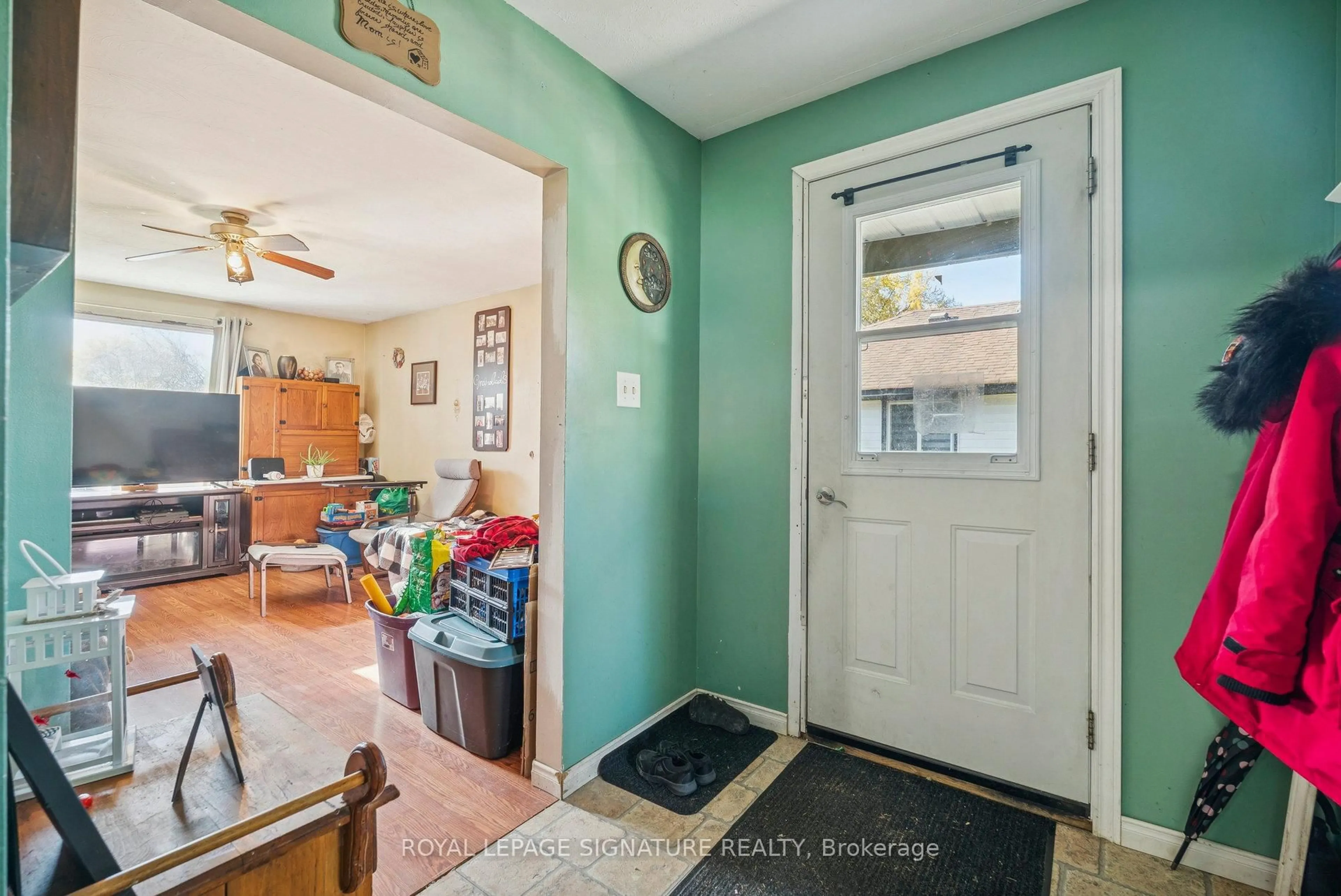 Indoor entryway for 353 Hollywood Dr, Georgina Ontario L4P 3A2