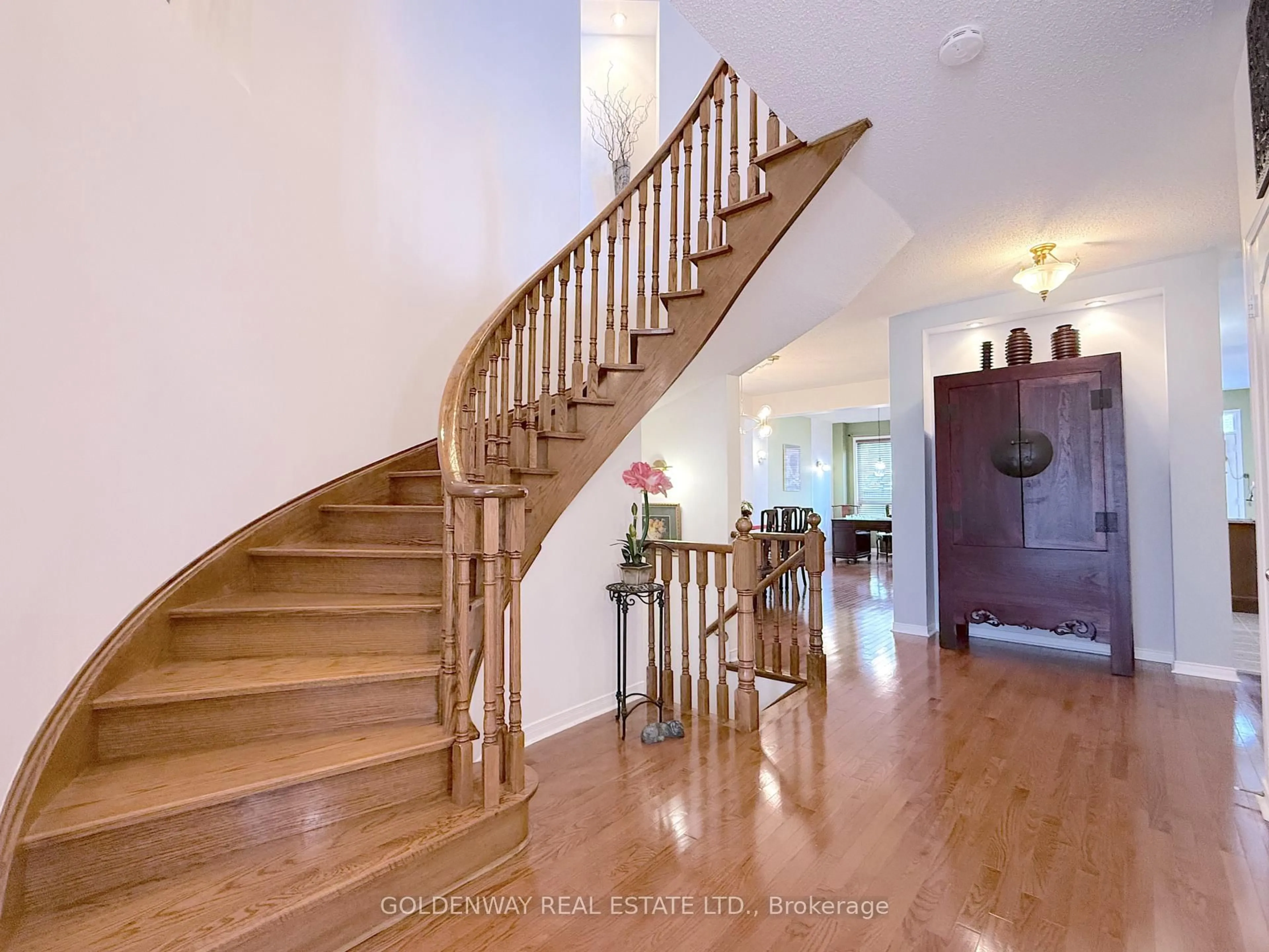 Indoor foyer for 10 Bertram Earnshaw Dr, Markham Ontario L6C 2R8
