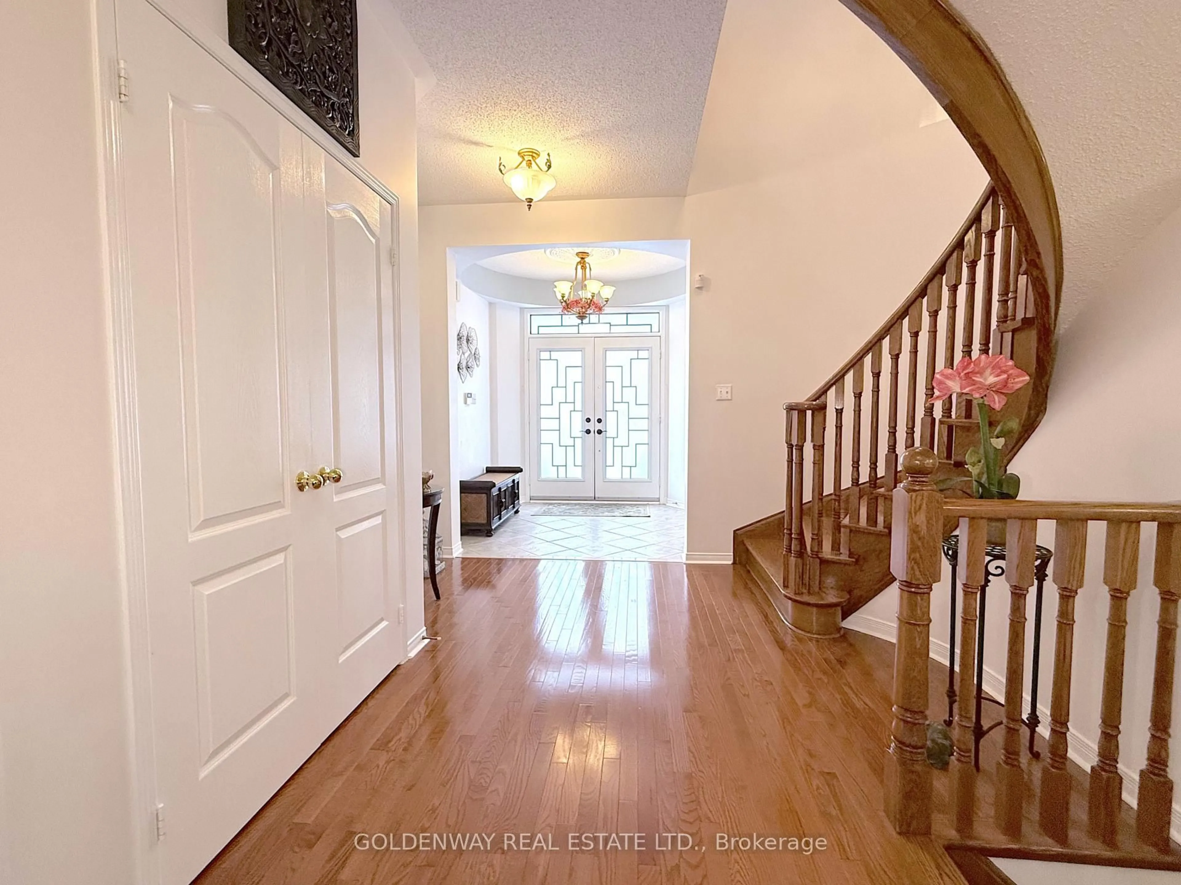 Indoor foyer for 10 Bertram Earnshaw Dr, Markham Ontario L6C 2R8