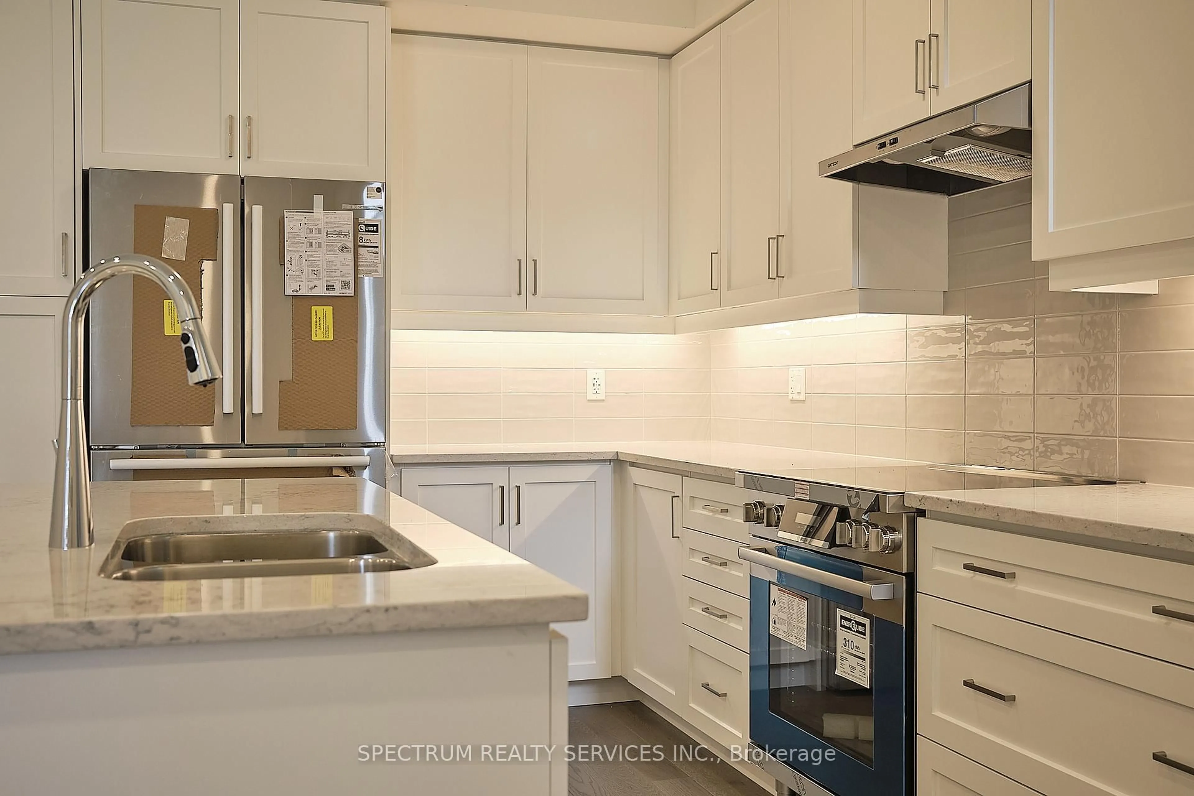 Standard kitchen, ceramic/tile floor for 136 Adario Cres, Vaughan Ontario L4H 4P7