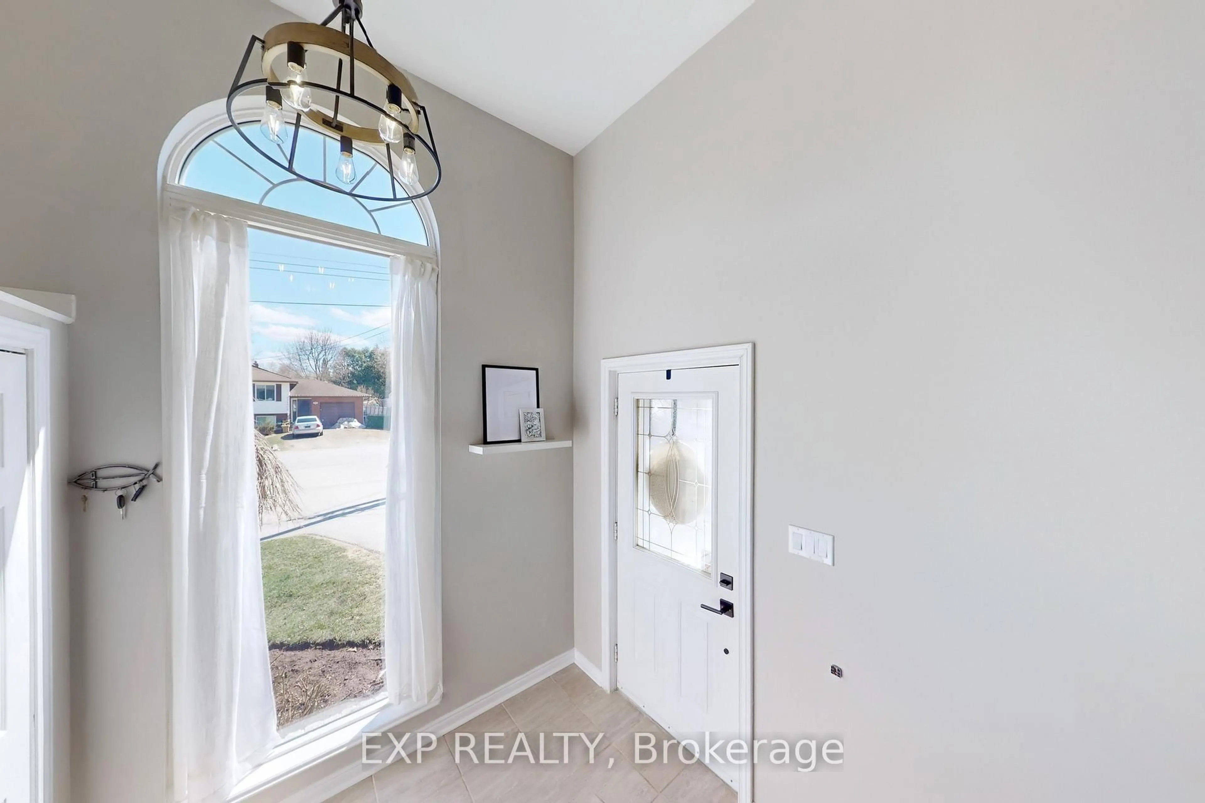 Indoor entryway for 1086 Balsam Rd, Innisfil Ontario L0L 1W0