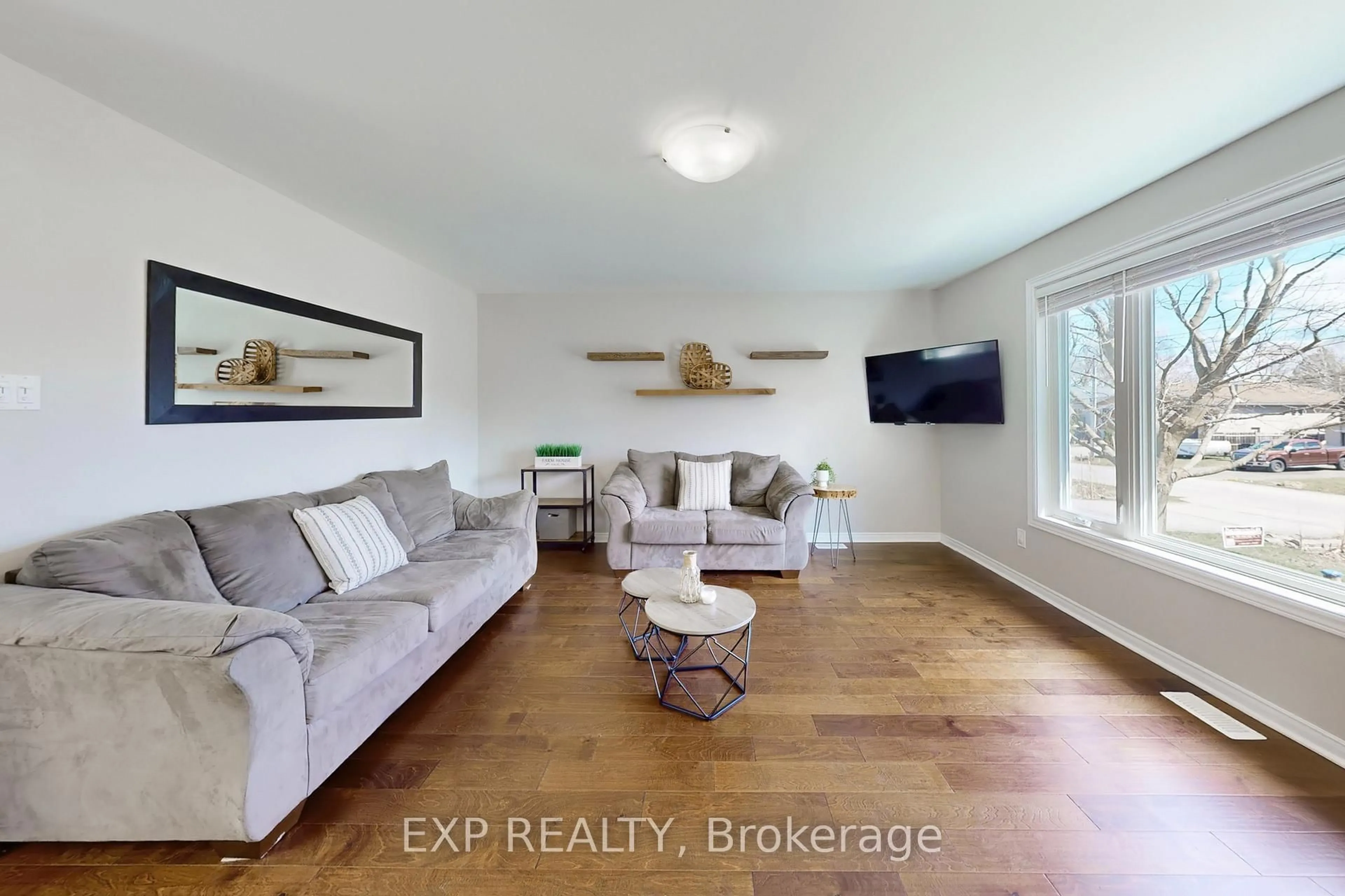 Living room with furniture, wood/laminate floor for 1086 Balsam Rd, Innisfil Ontario L0L 1W0