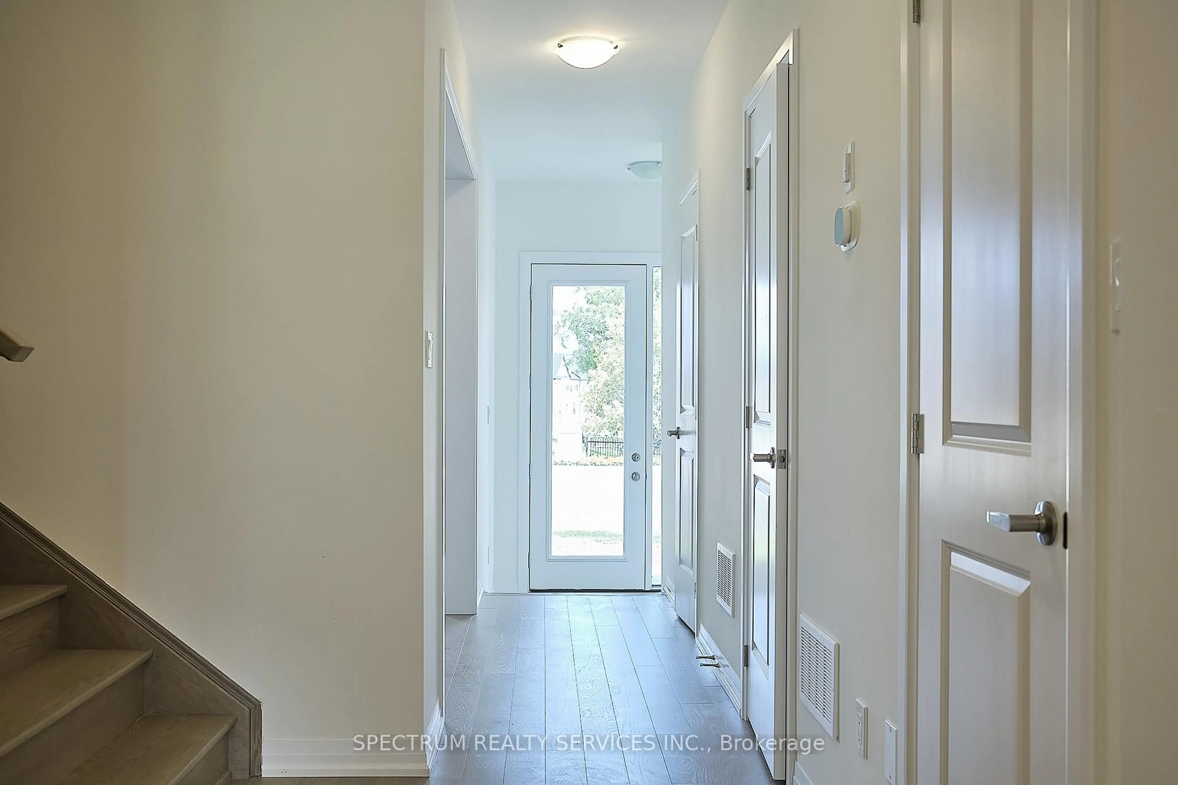 Indoor entryway for 132 Adario Cres, Vaughan Ontario L4H 4P7