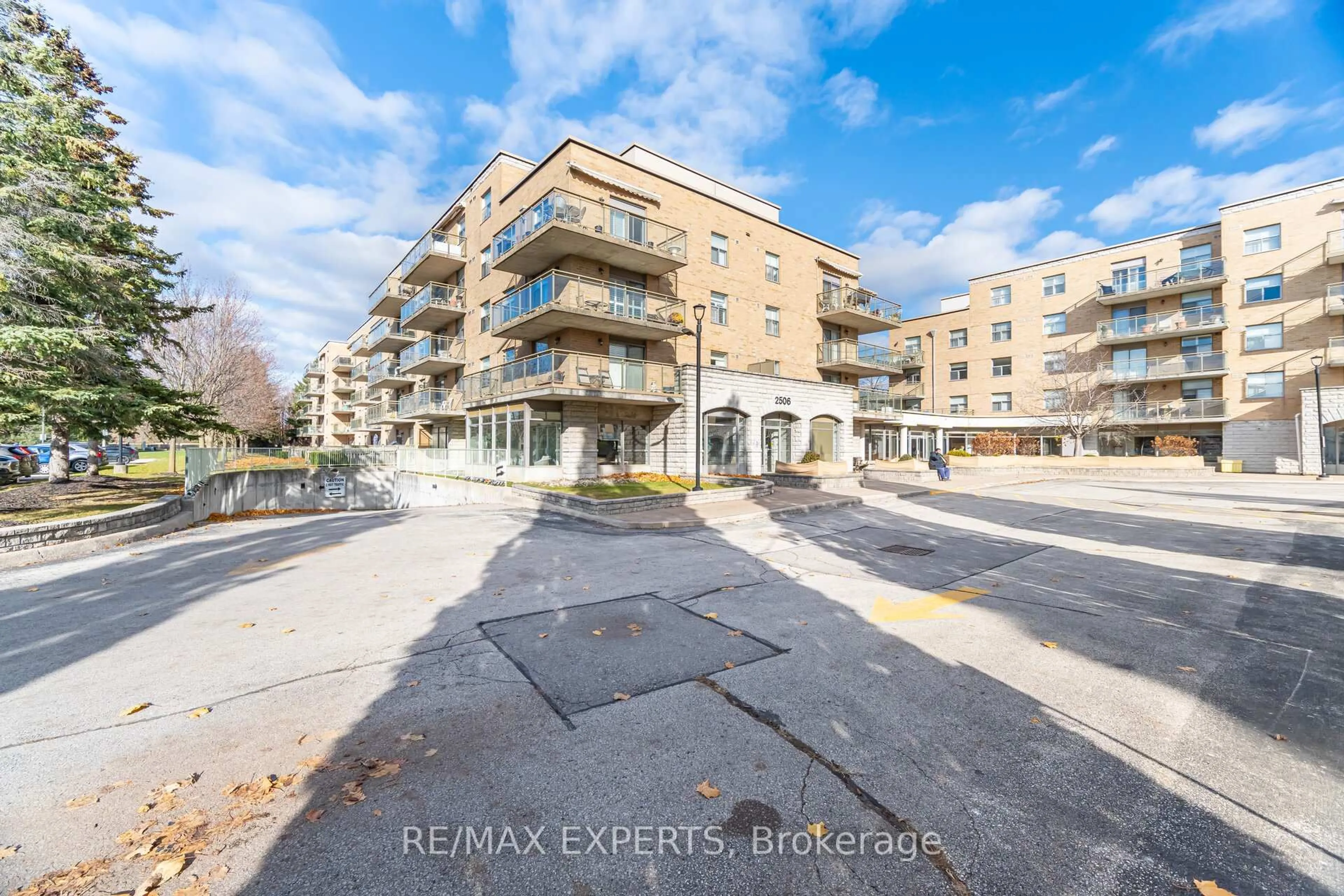 A pic from outside/outdoor area/front of a property/back of a property/a pic from drone, street for 2506 RUTHERFORD Rd #414, Vaughan Ontario L4K 5N4