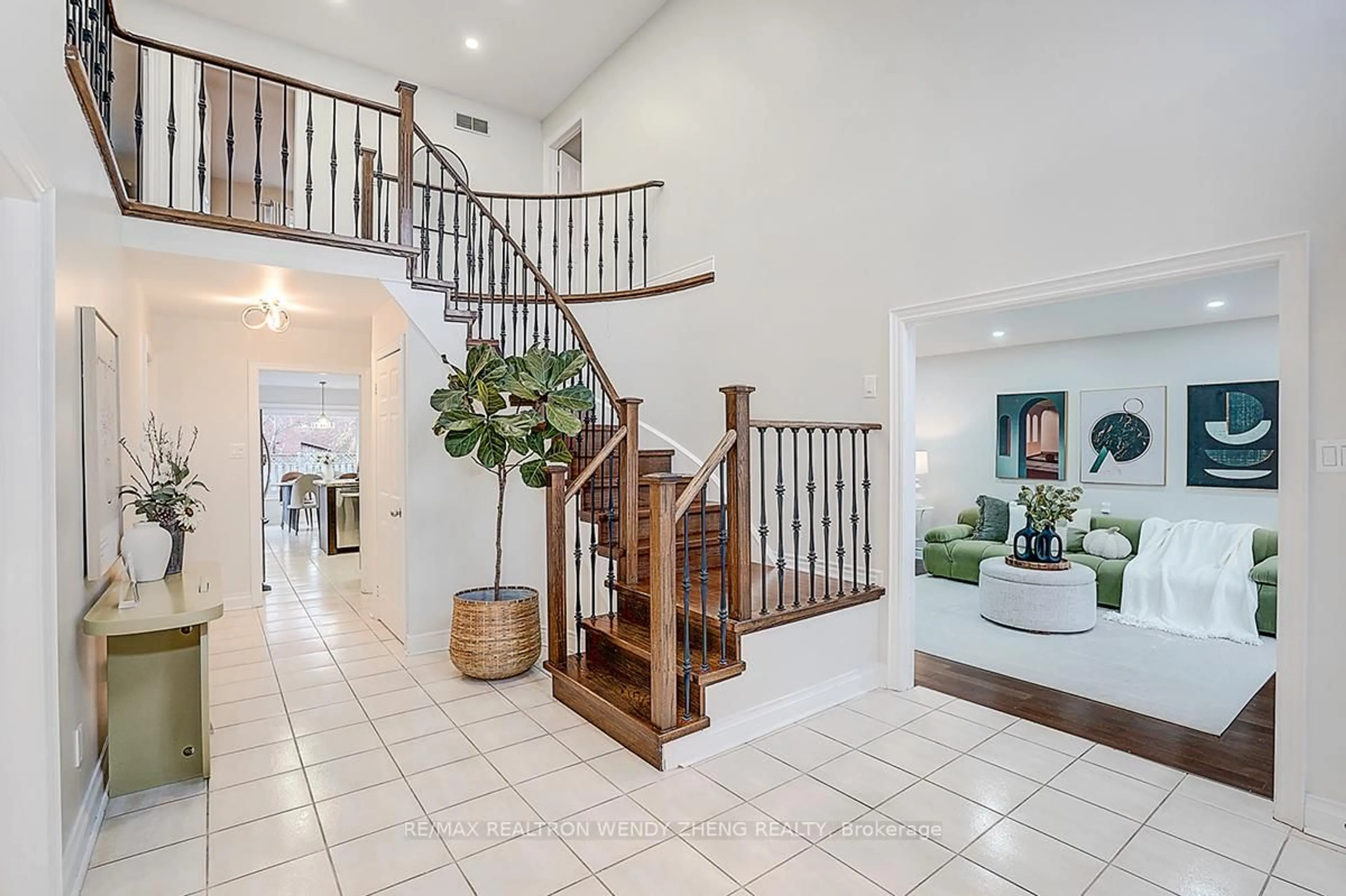 Indoor foyer for 22 Saddlewood Crt, Markham Ontario L3R 8S7