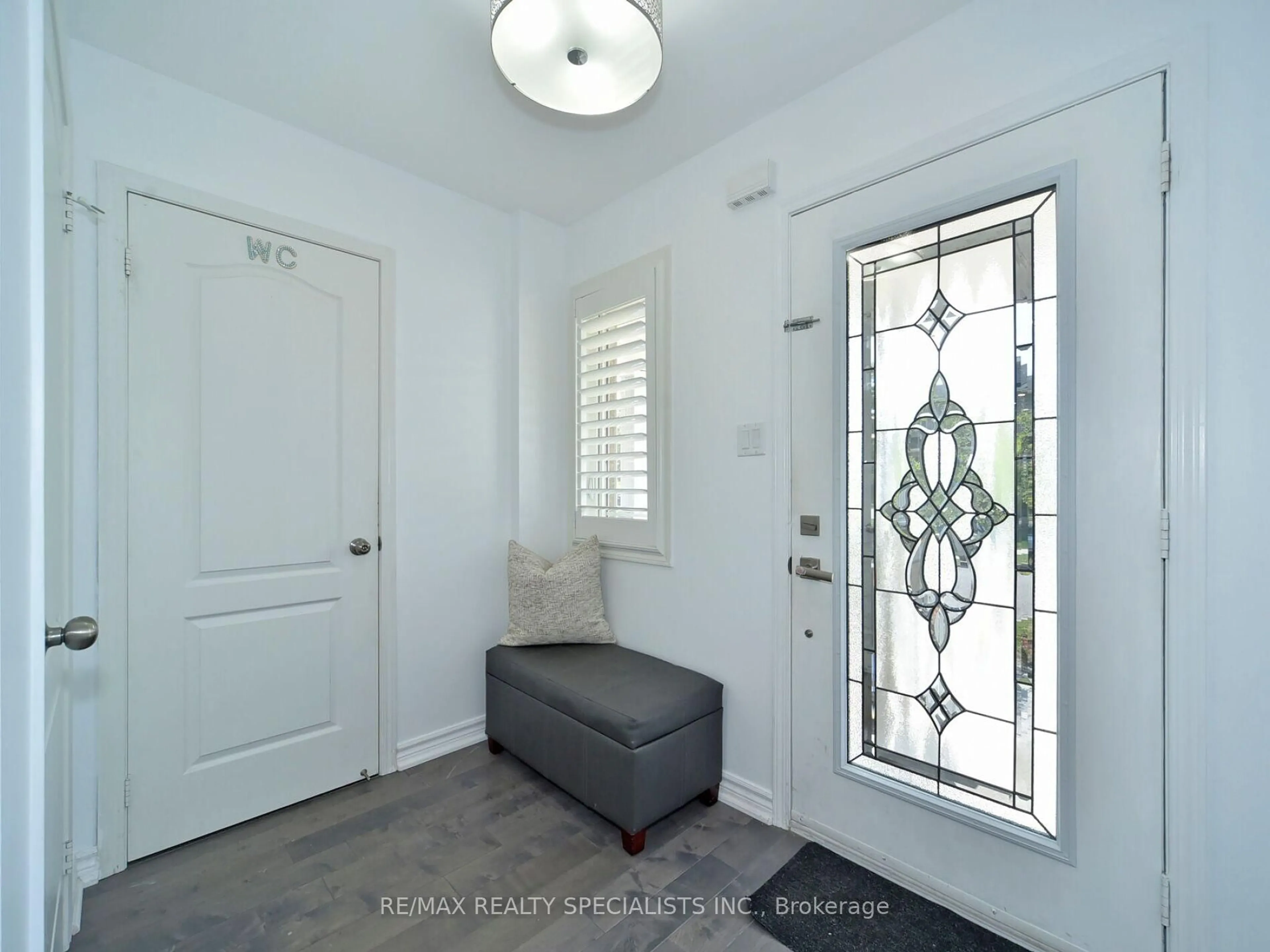 Indoor entryway for 17 Richardson Cres, Bradford West Gwillimbury Ontario L3Z 0L6