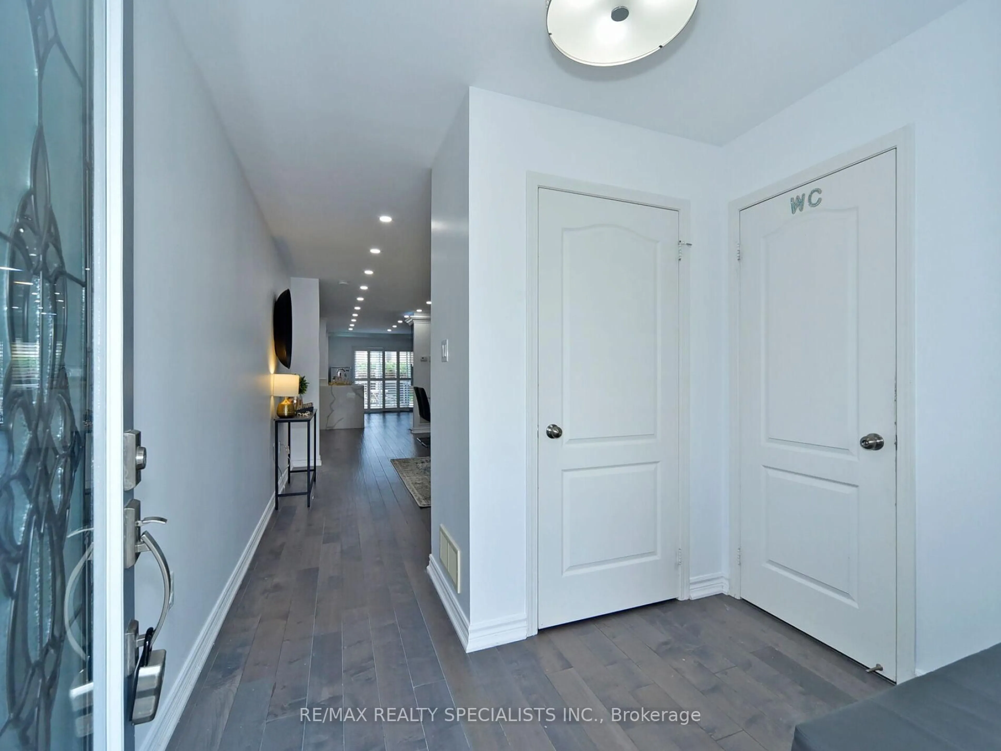 Indoor entryway for 17 Richardson Cres, Bradford West Gwillimbury Ontario L3Z 0L6