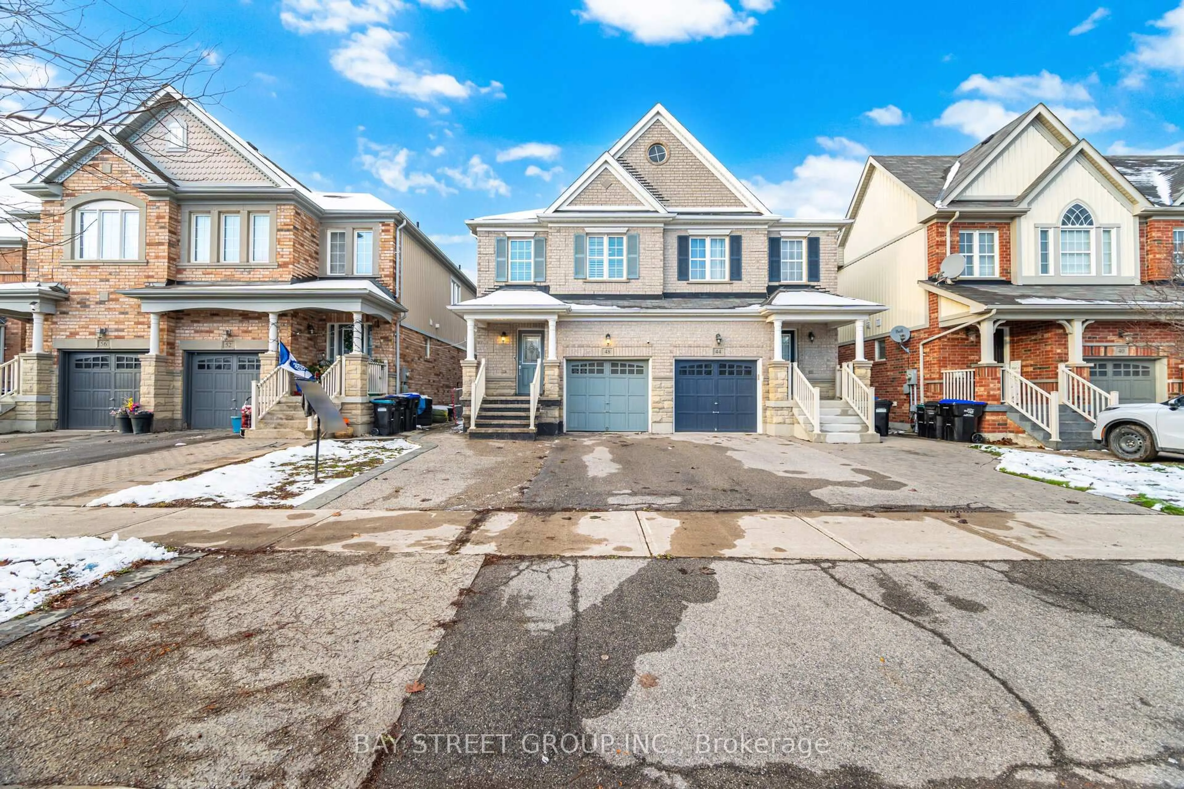 A pic from outside/outdoor area/front of a property/back of a property/a pic from drone, street for 48 Acorn Lane, Bradford West Gwillimbury Ontario L3Z 0H6