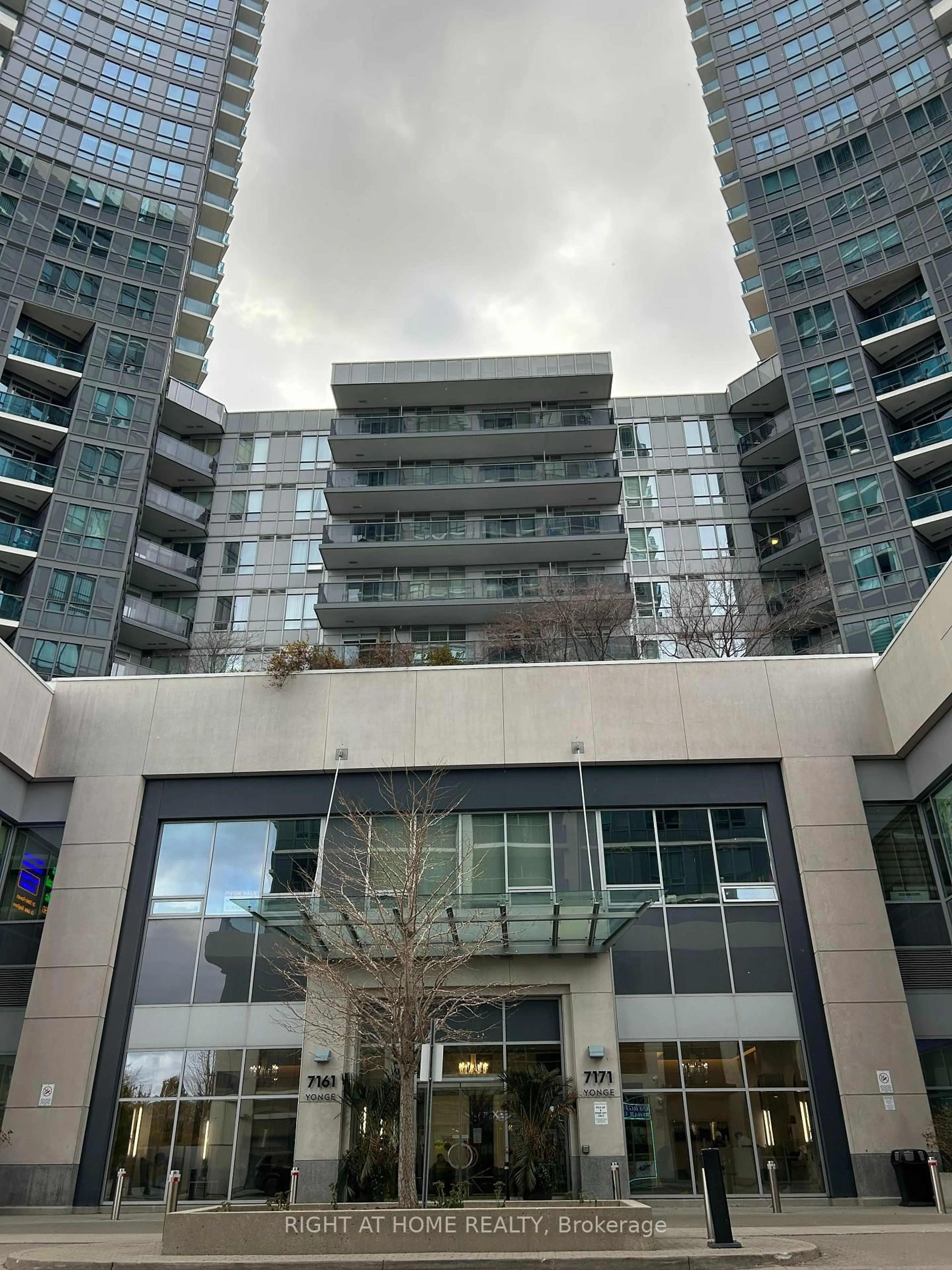 Indoor foyer for 7171 Yonge St #1003, Markham Ontario L3T 0C5