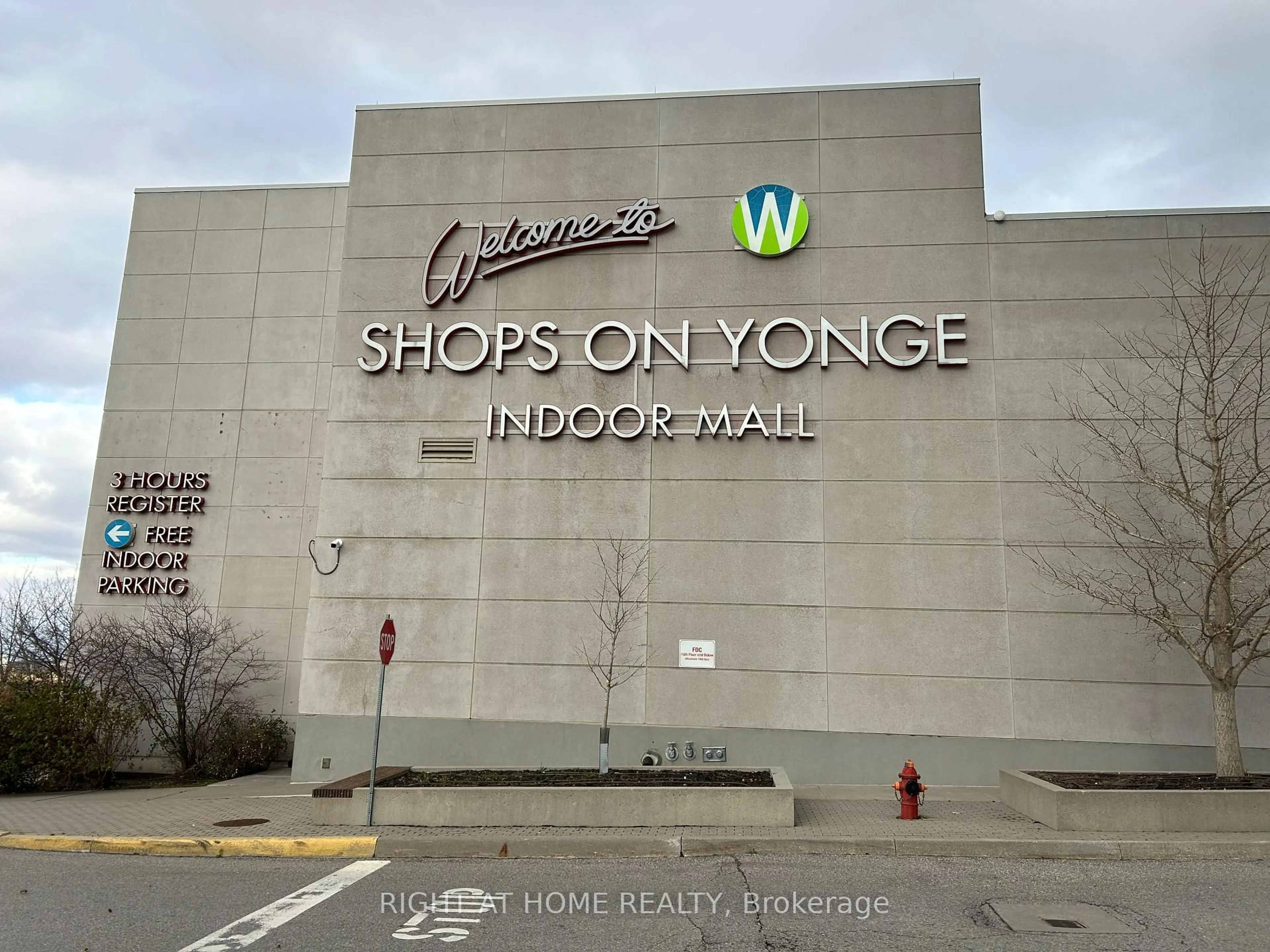 Indoor foyer for 7171 Yonge St #1003, Markham Ontario L3T 0C5