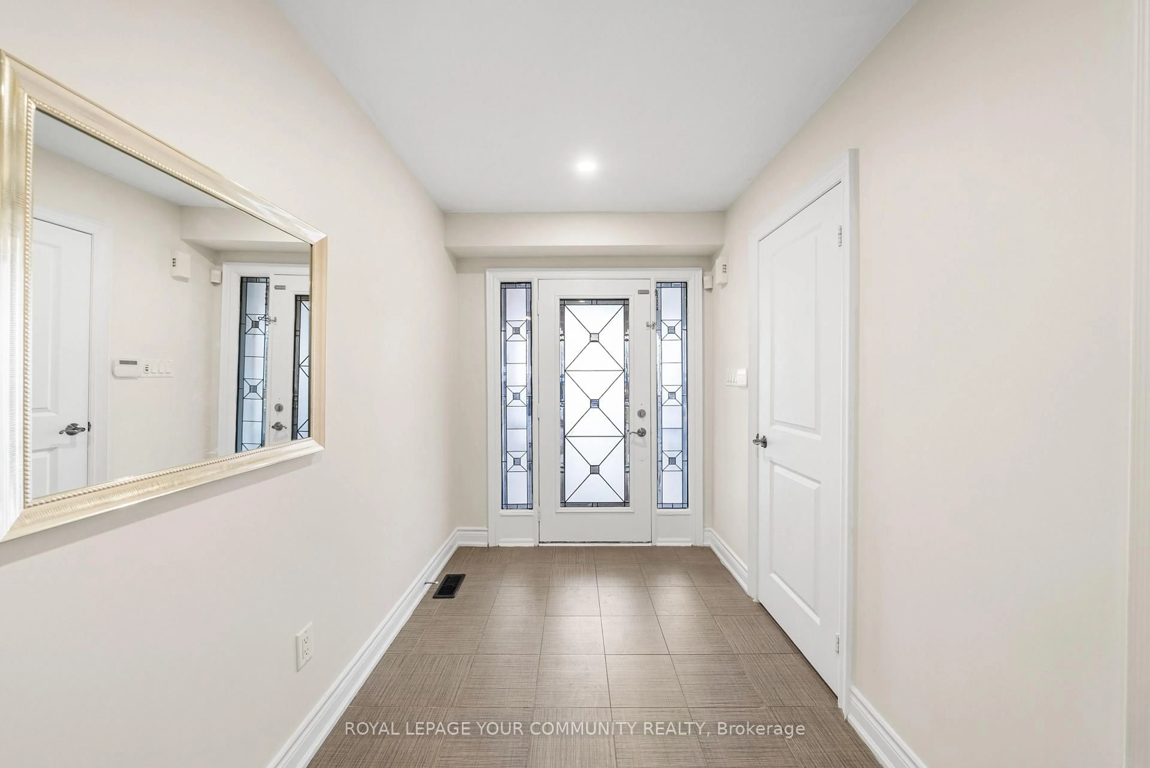 Indoor entryway for 32 Downy Emerald Dr, Bradford West Gwillimbury Ontario L3Z 0E8