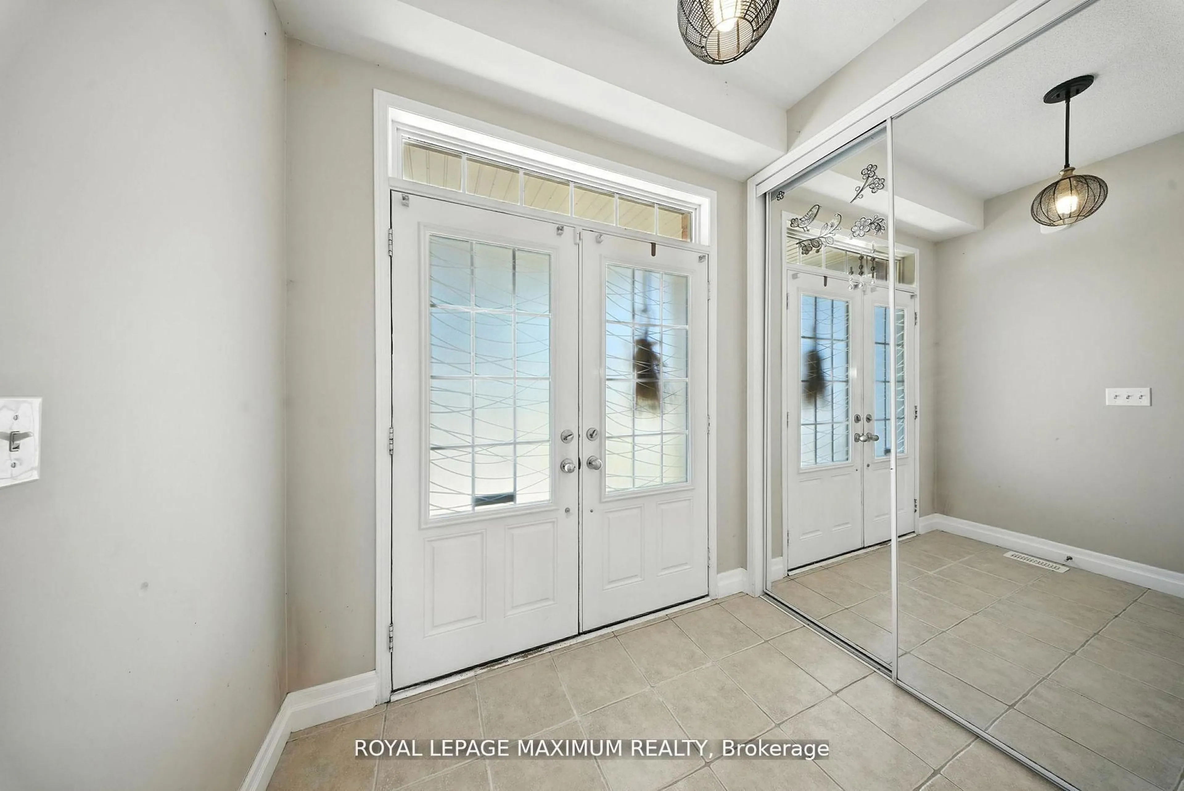 Indoor entryway for 80 Cauthers Cres, New Tecumseth Ontario L9R 0L2