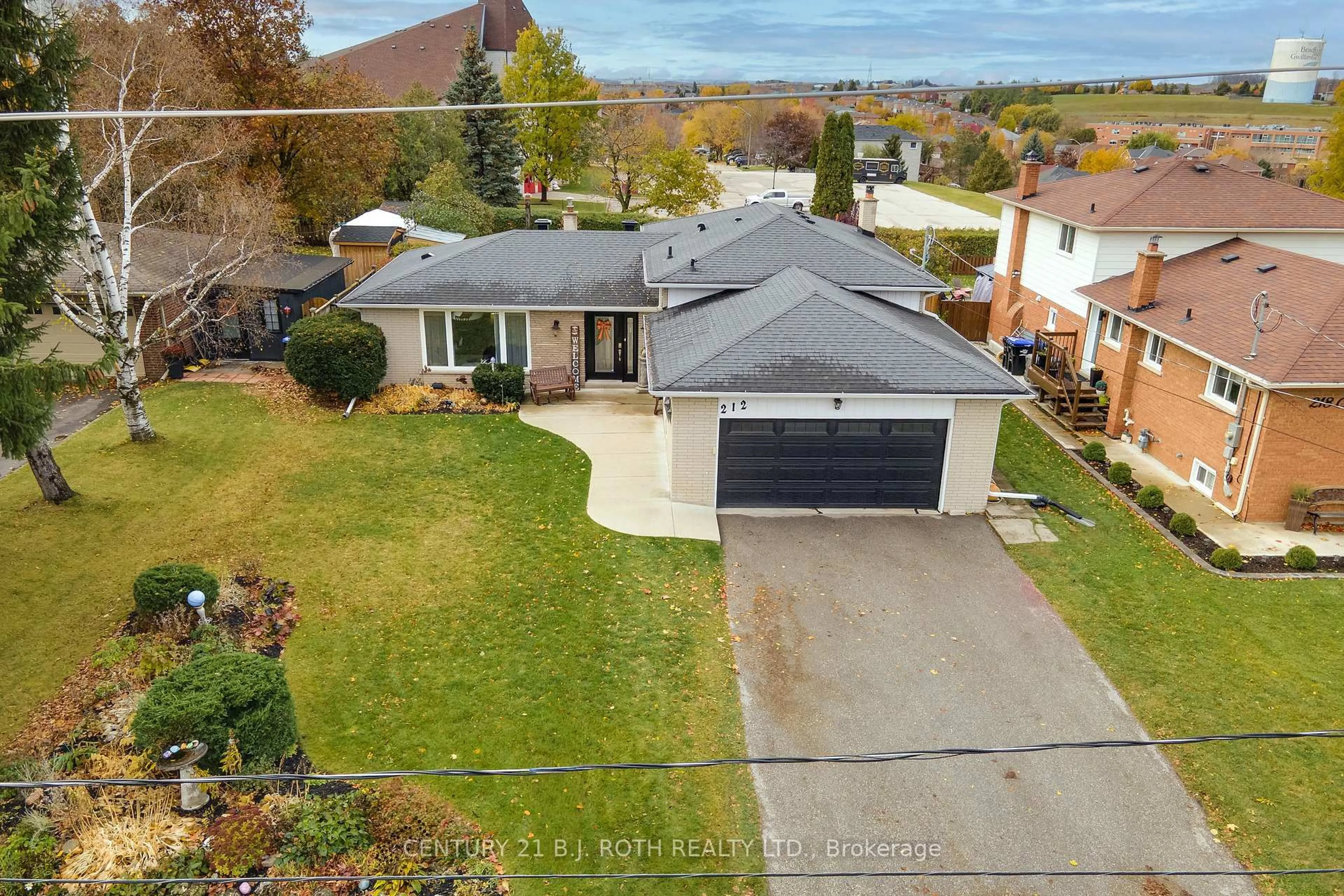 A pic from outside/outdoor area/front of a property/back of a property/a pic from drone, street for 212 Church St, Bradford West Gwillimbury Ontario L3Z 1R2