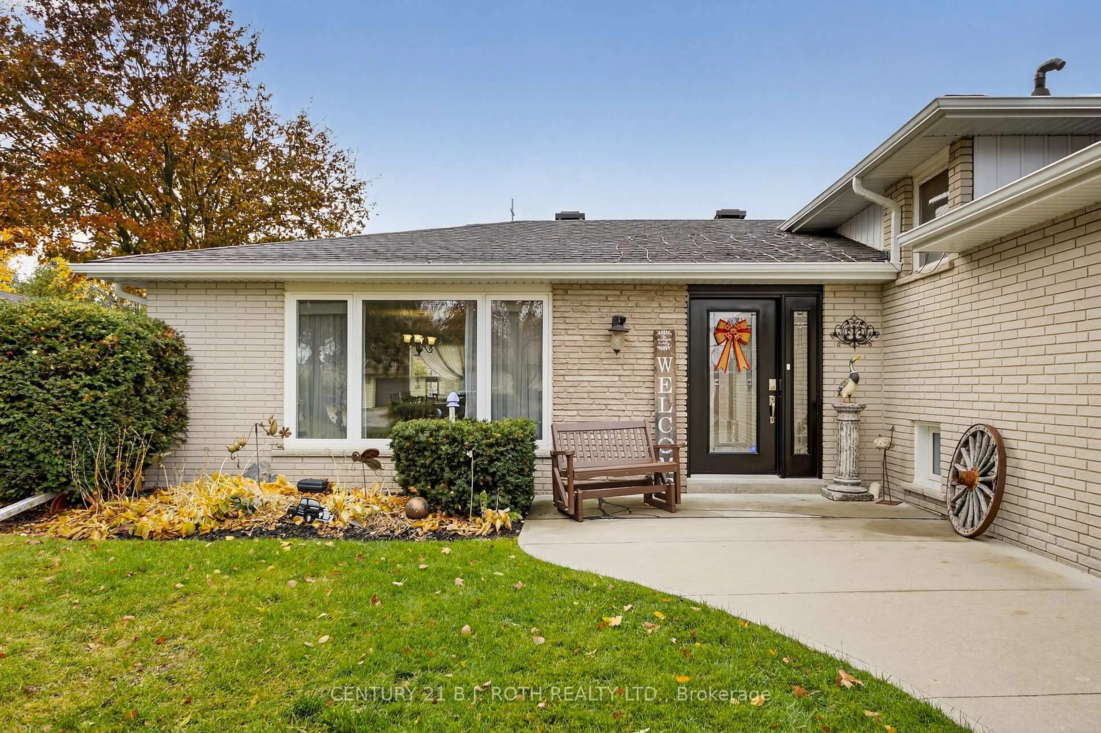 Home with vinyl exterior material, street for 212 Church St, Bradford West Gwillimbury Ontario L3Z 1R2