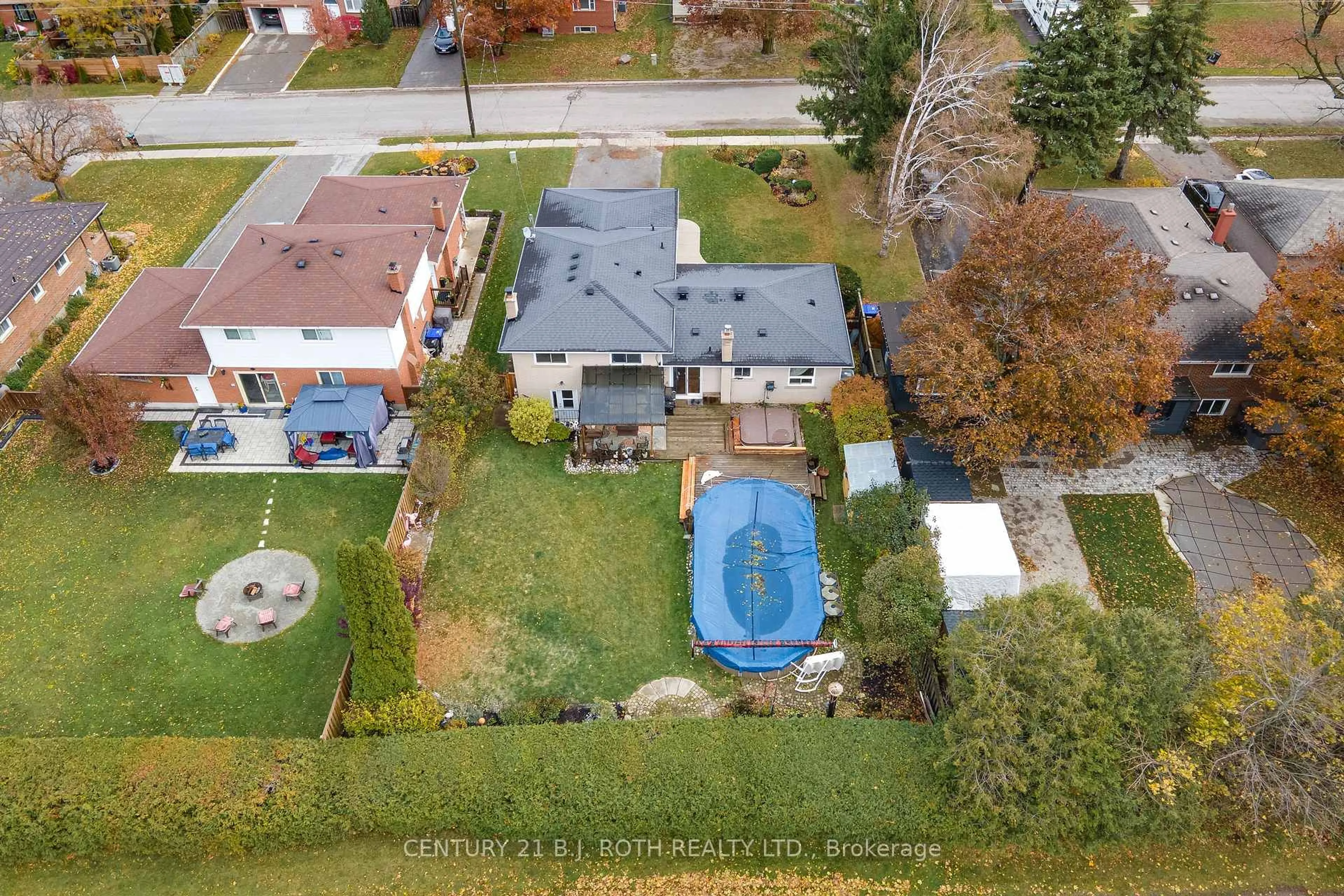 A pic from outside/outdoor area/front of a property/back of a property/a pic from drone, street for 212 Church St, Bradford West Gwillimbury Ontario L3Z 1R2