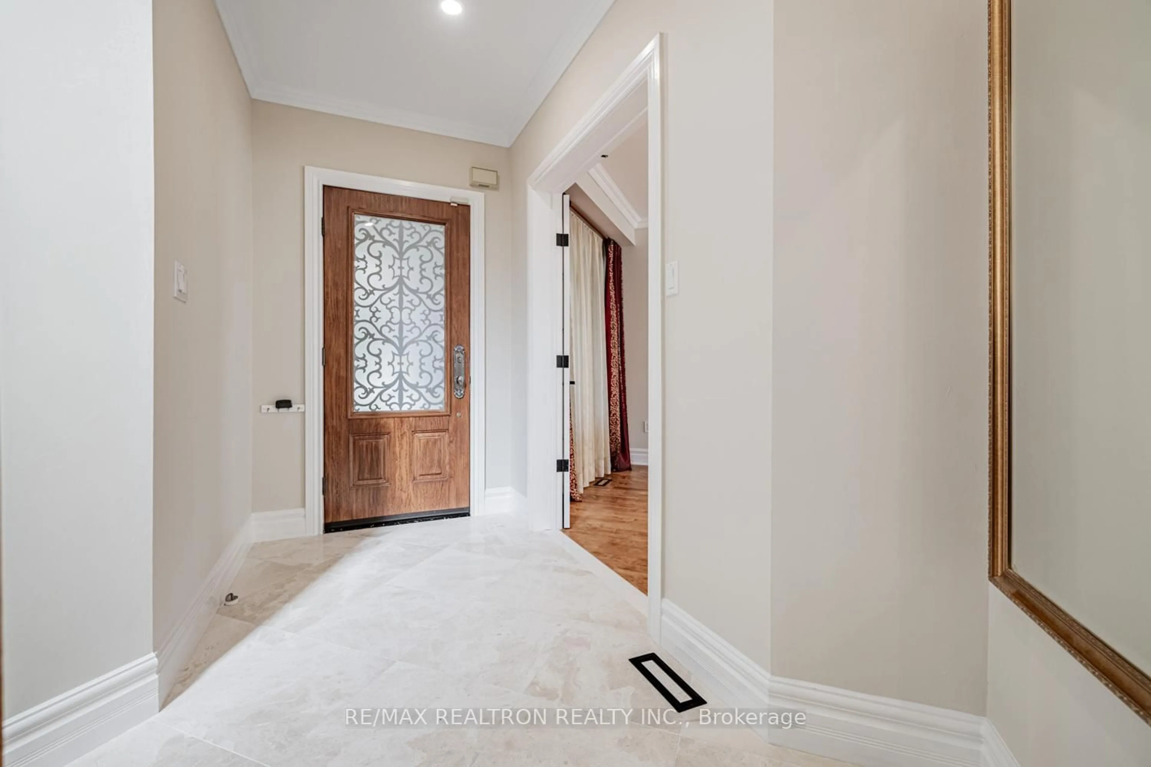 Indoor entryway for 17 Abilene Crt, Richmond Hill Ontario L4C 0S5