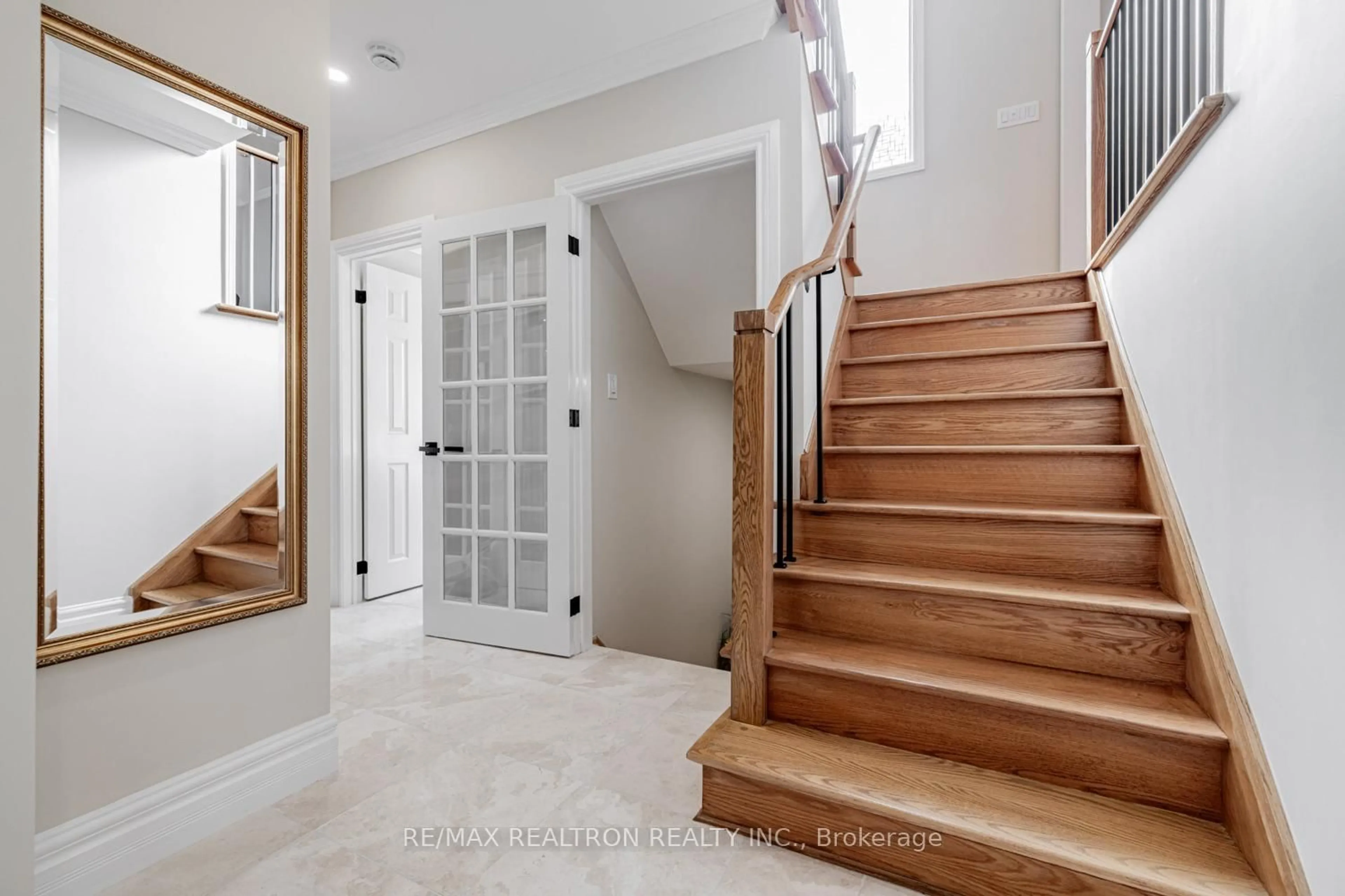 Indoor entryway for 17 Abilene Crt, Richmond Hill Ontario L4C 0S5