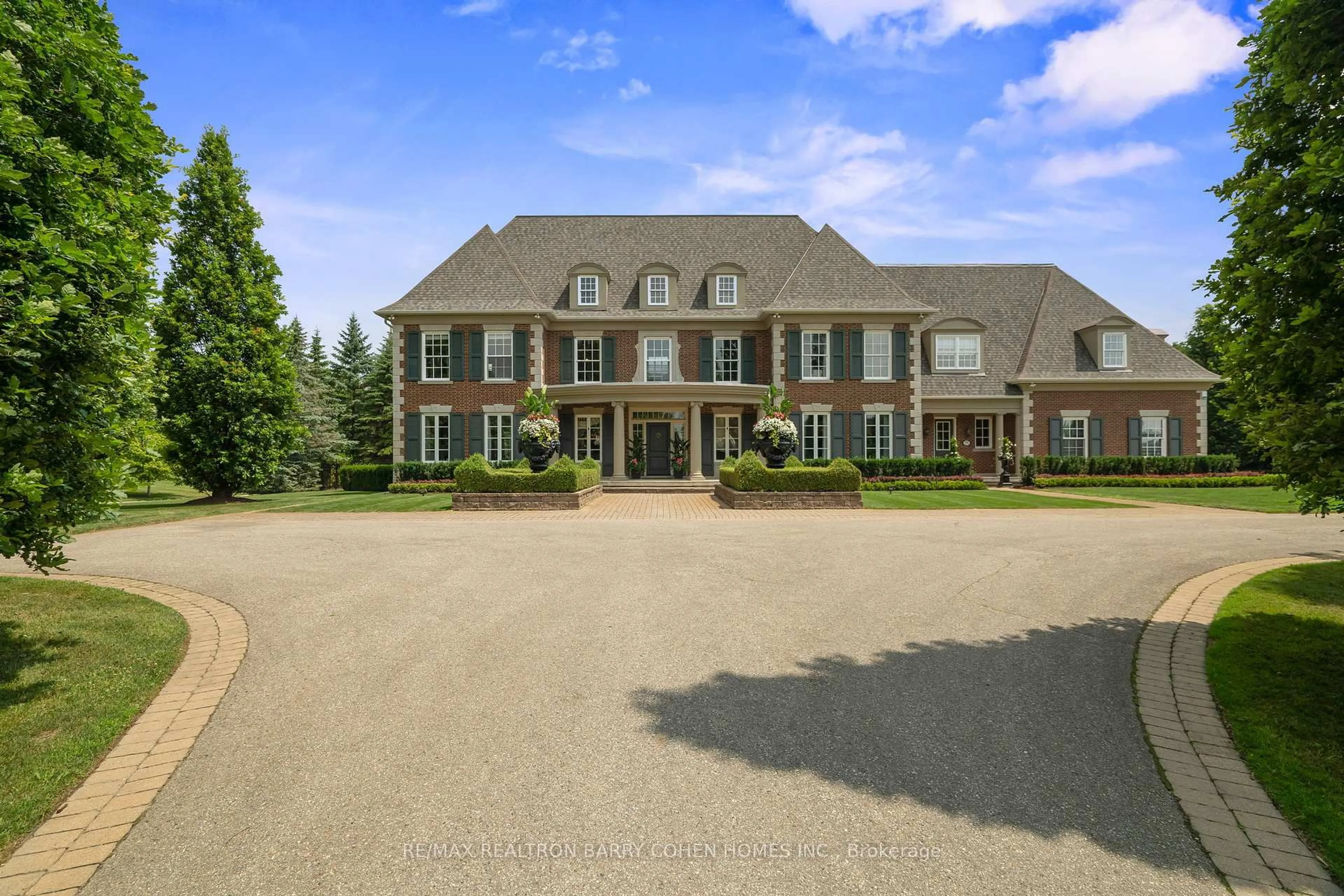 A pic from outside/outdoor area/front of a property/back of a property/a pic from drone, unknown for 91 Fairfield Dr, King Ontario L7B 1L9