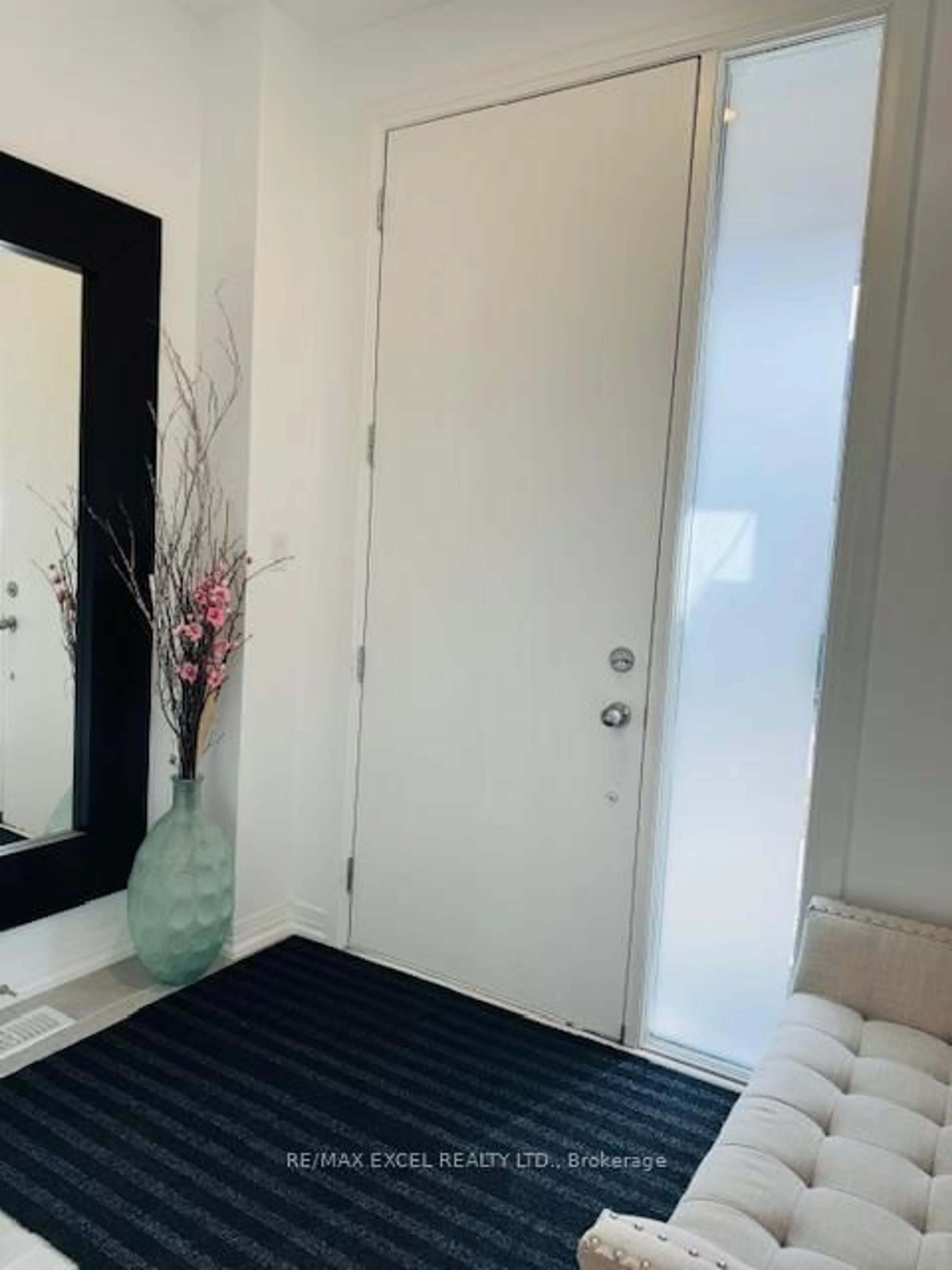 Indoor entryway for 22 Boiton St, Richmond Hill Ontario L4S 0J4