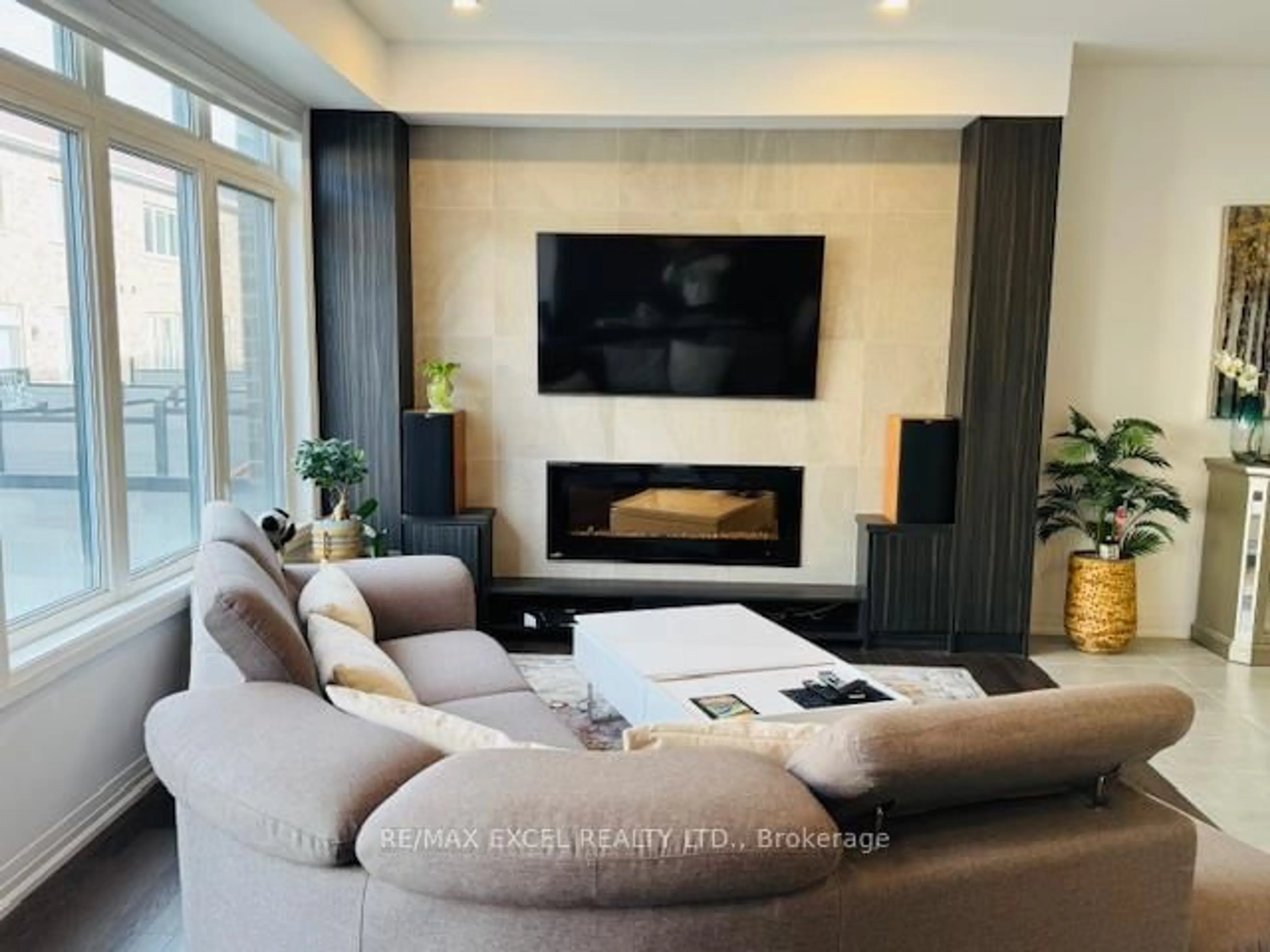 Living room with furniture, unknown for 22 Boiton St, Richmond Hill Ontario L4S 0J4