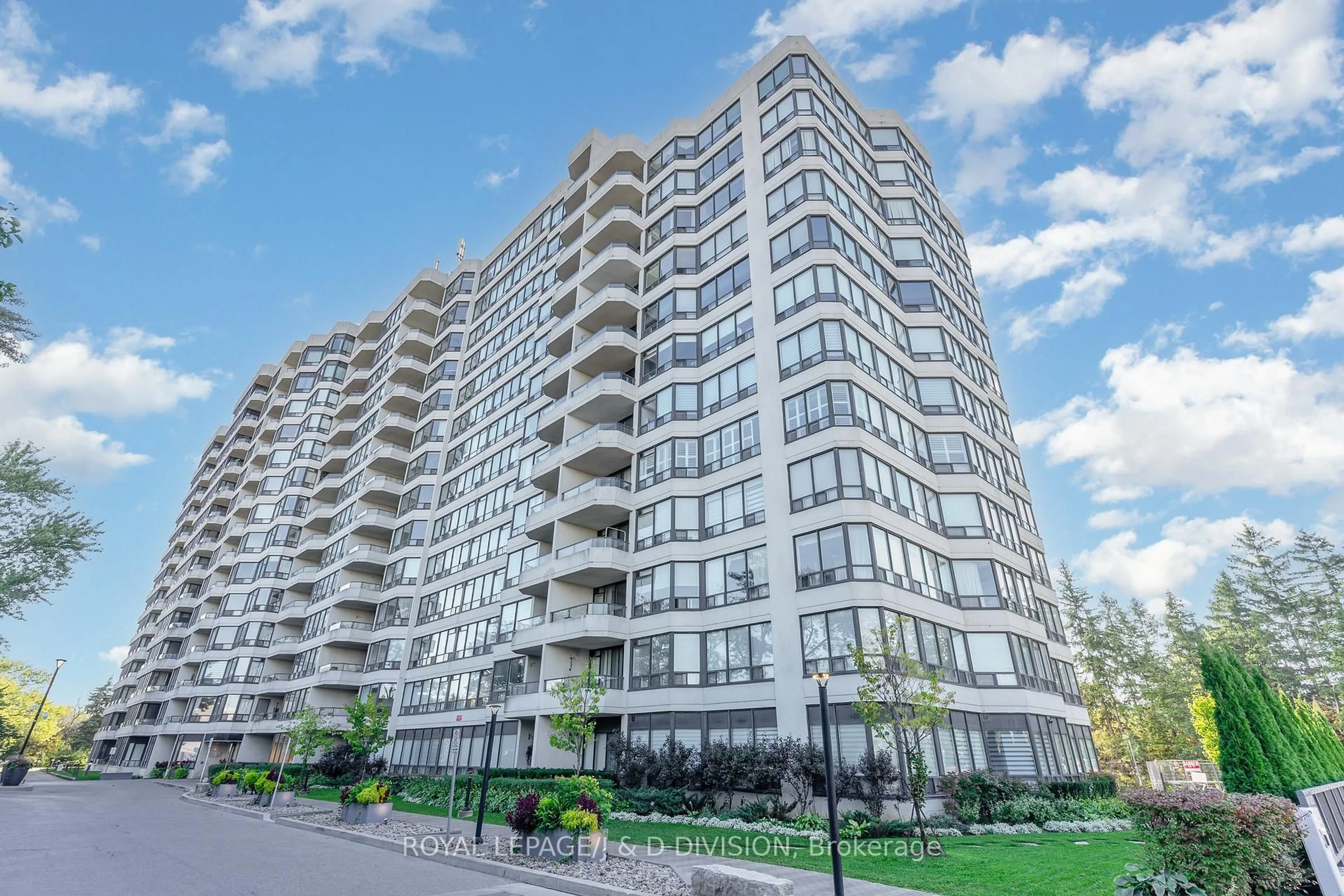 Patio, building for 8501 Bayview Ave #815, Richmond Hill Ontario L4B 3J7