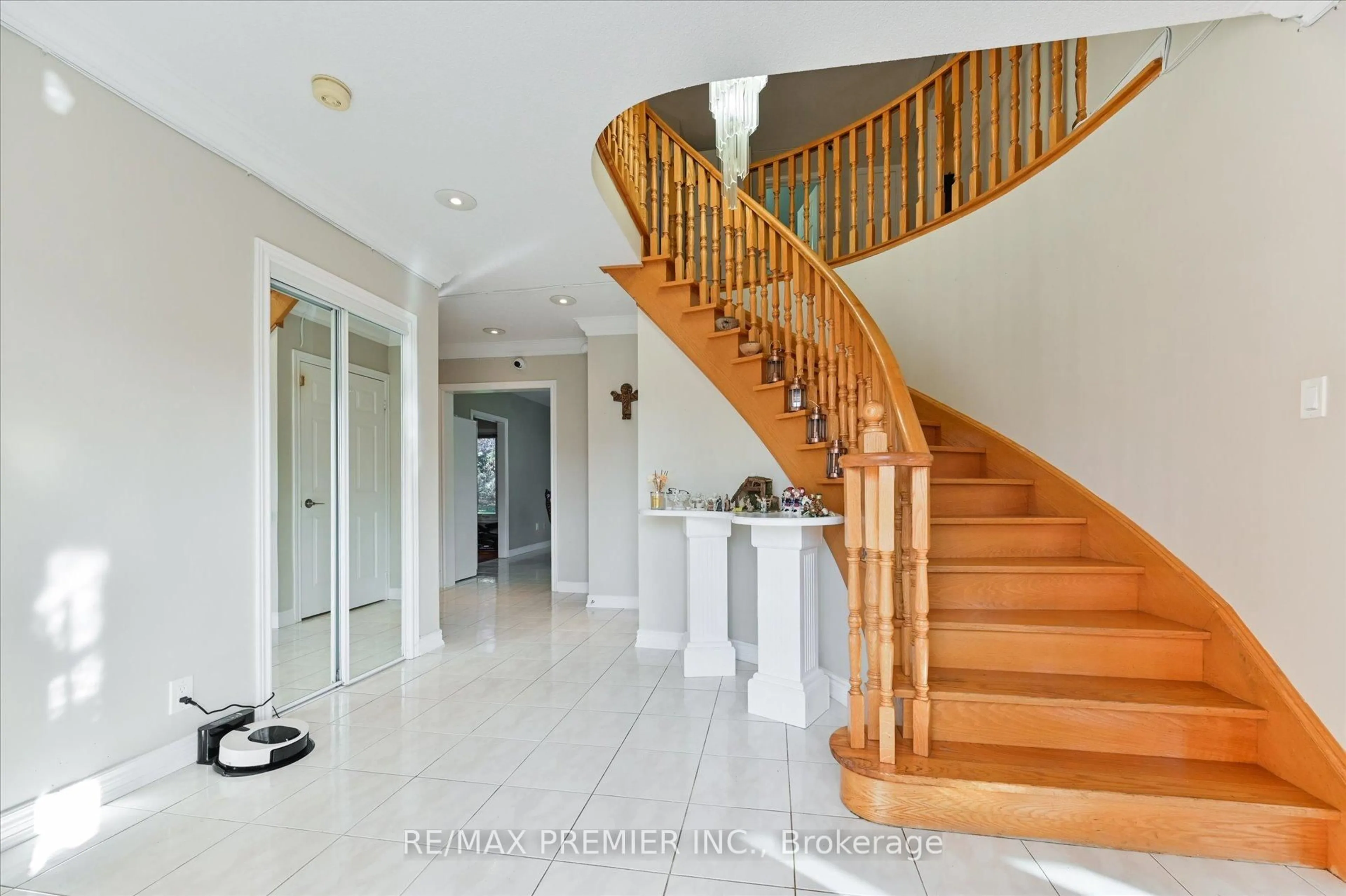 Indoor foyer for 581 Wycliffe Ave, Vaughan Ontario L4L 8S8