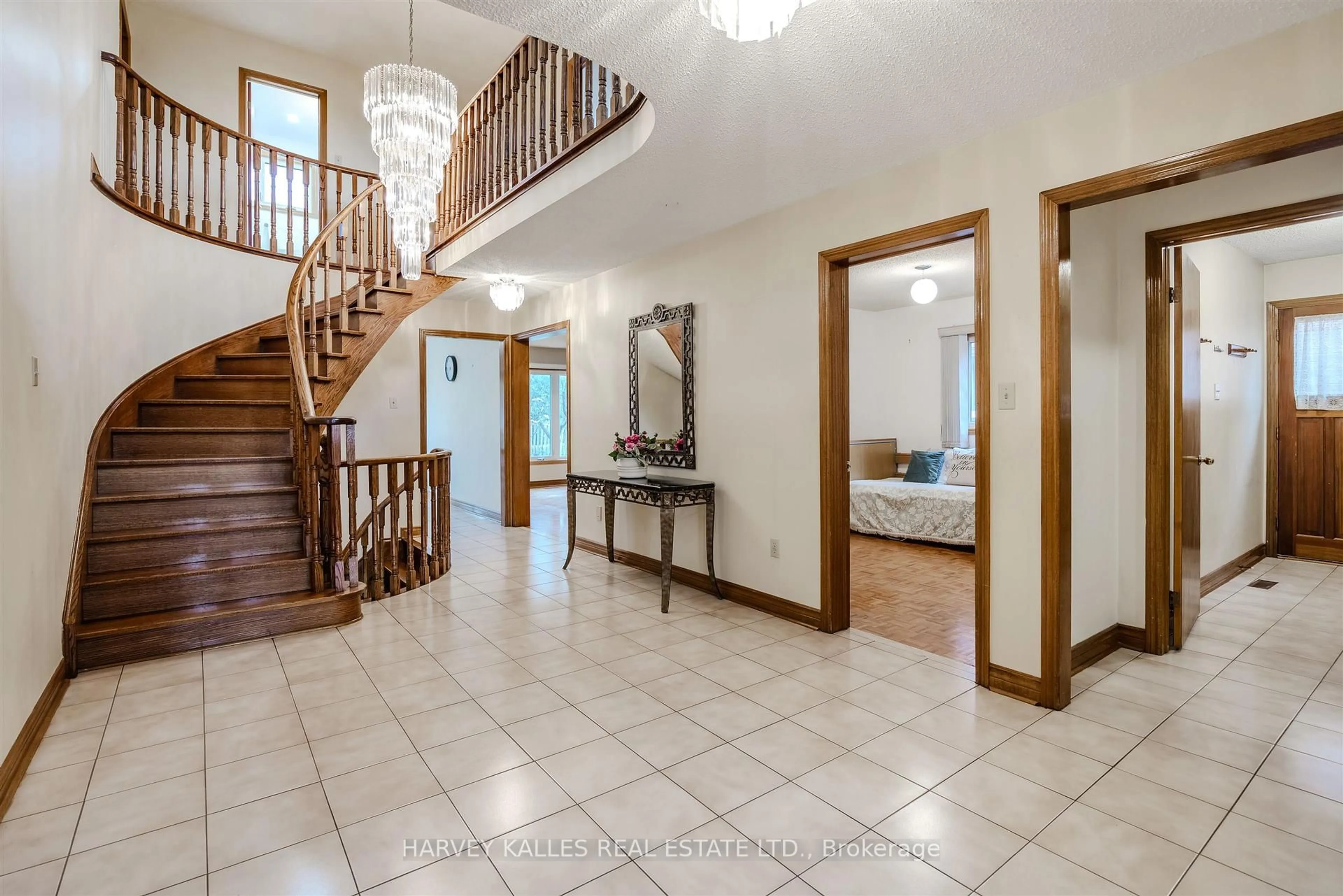 Indoor foyer for 113 Cabaletta Cres, Vaughan Ontario L4L 6L1