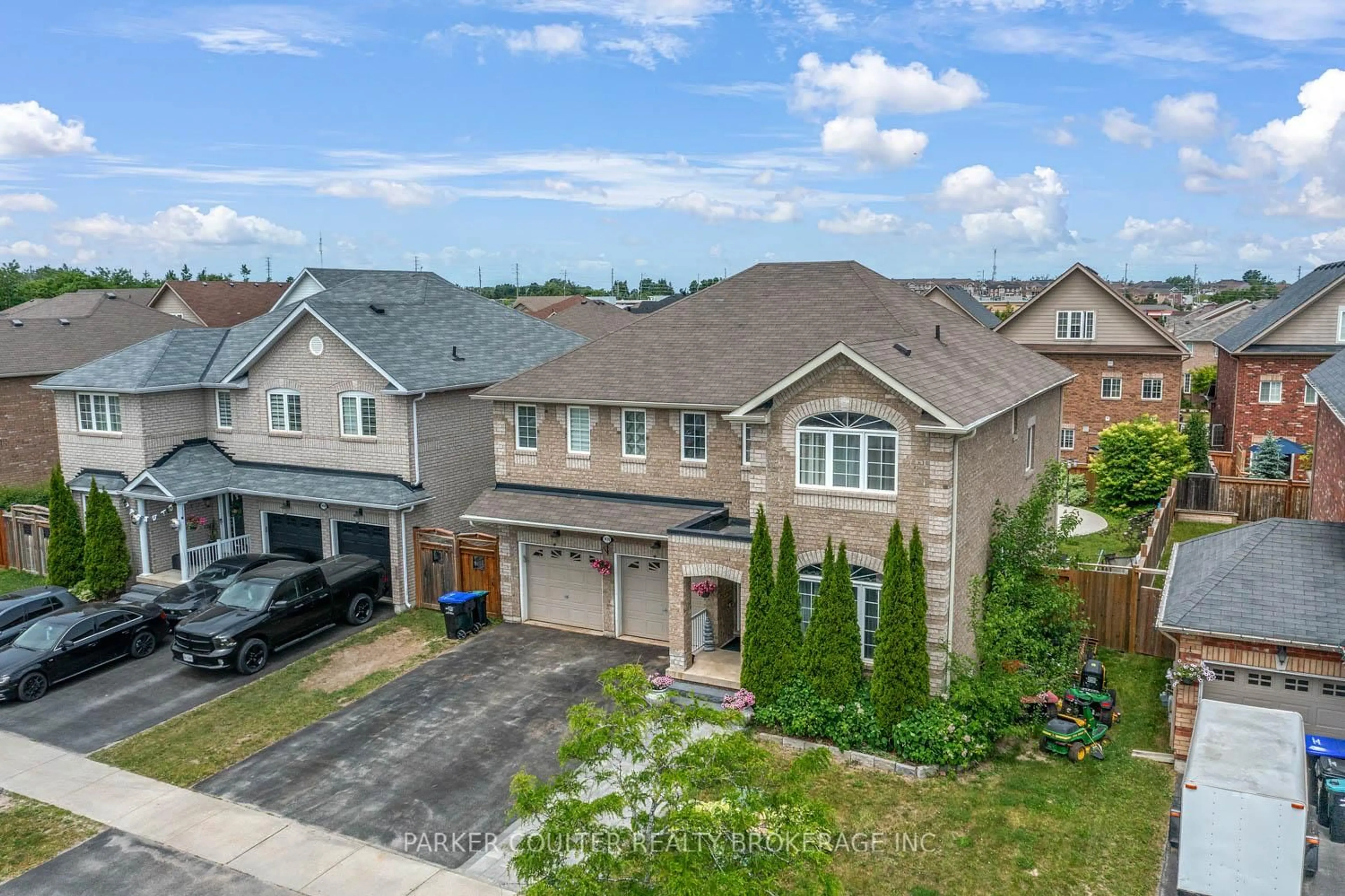 A pic from outside/outdoor area/front of a property/back of a property/a pic from drone, street for 1426 Kellough St, Innisfil Ontario L9S 4B7