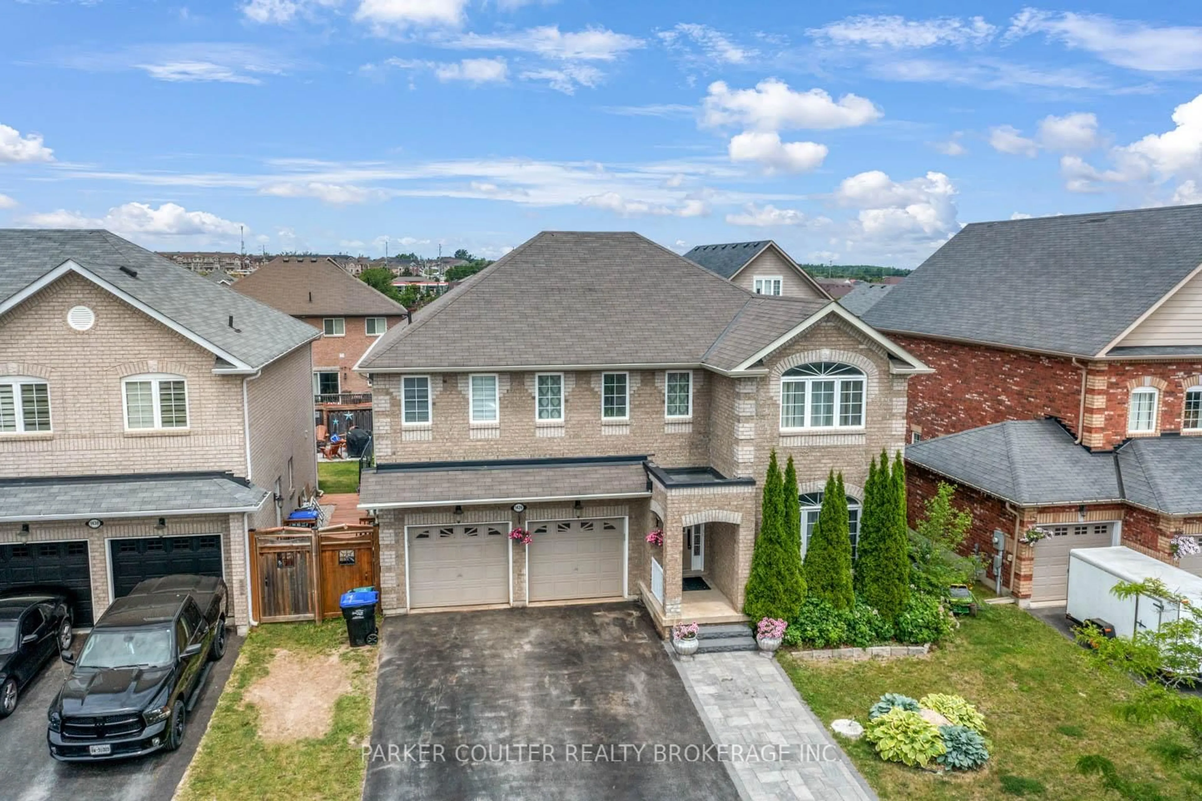 A pic from outside/outdoor area/front of a property/back of a property/a pic from drone, street for 1426 Kellough St, Innisfil Ontario L9S 4B7