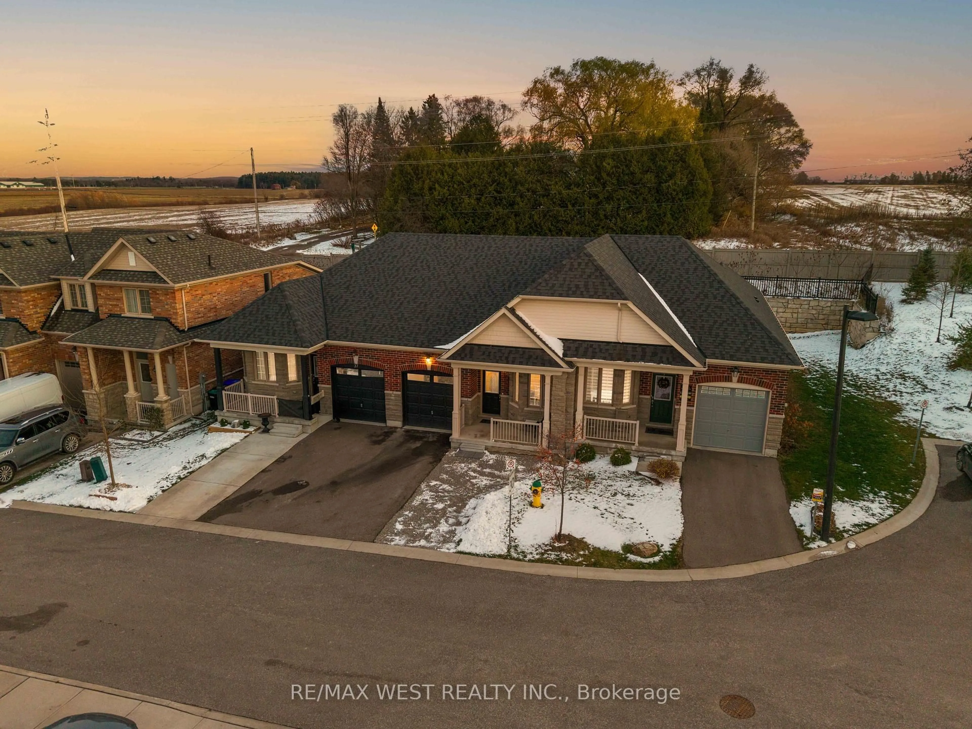 A pic from outside/outdoor area/front of a property/back of a property/a pic from drone, water/lake/river/ocean view for 39 Gilroy Crt, New Tecumseth Ontario L9R 0K8