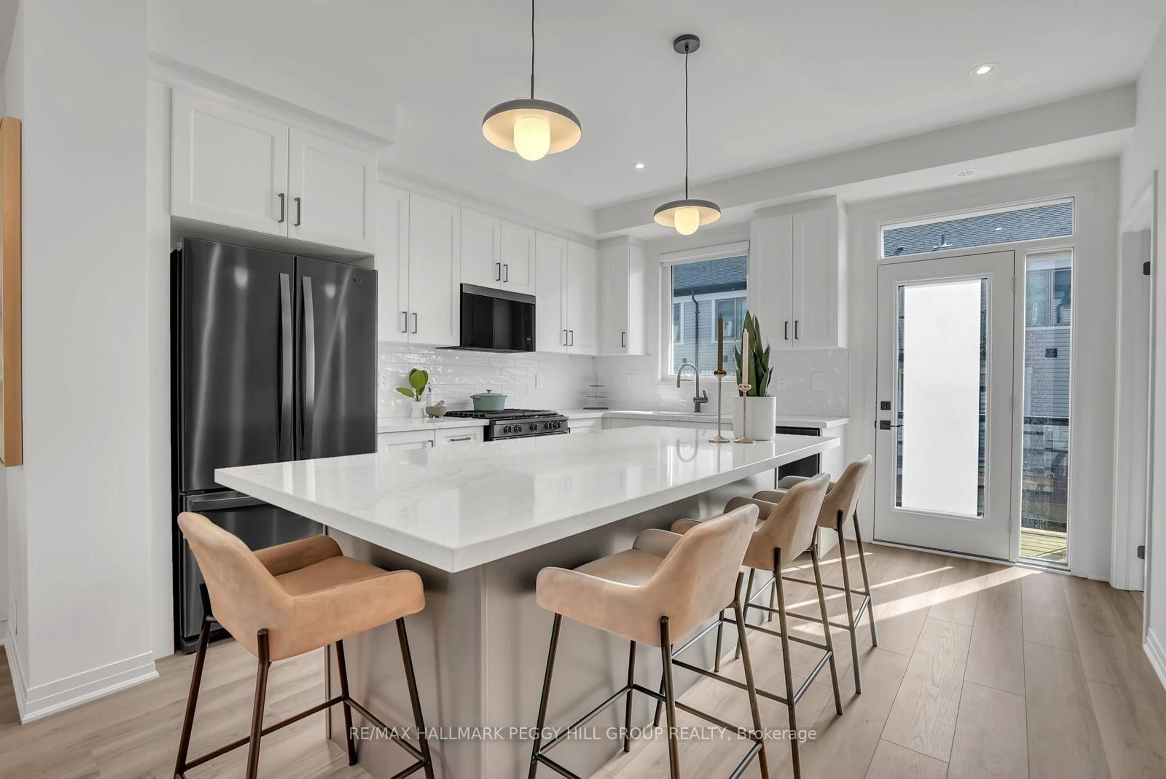 Open concept kitchen, ceramic/tile floor for 38 Brandon Cres, New Tecumseth Ontario L0G 1W0