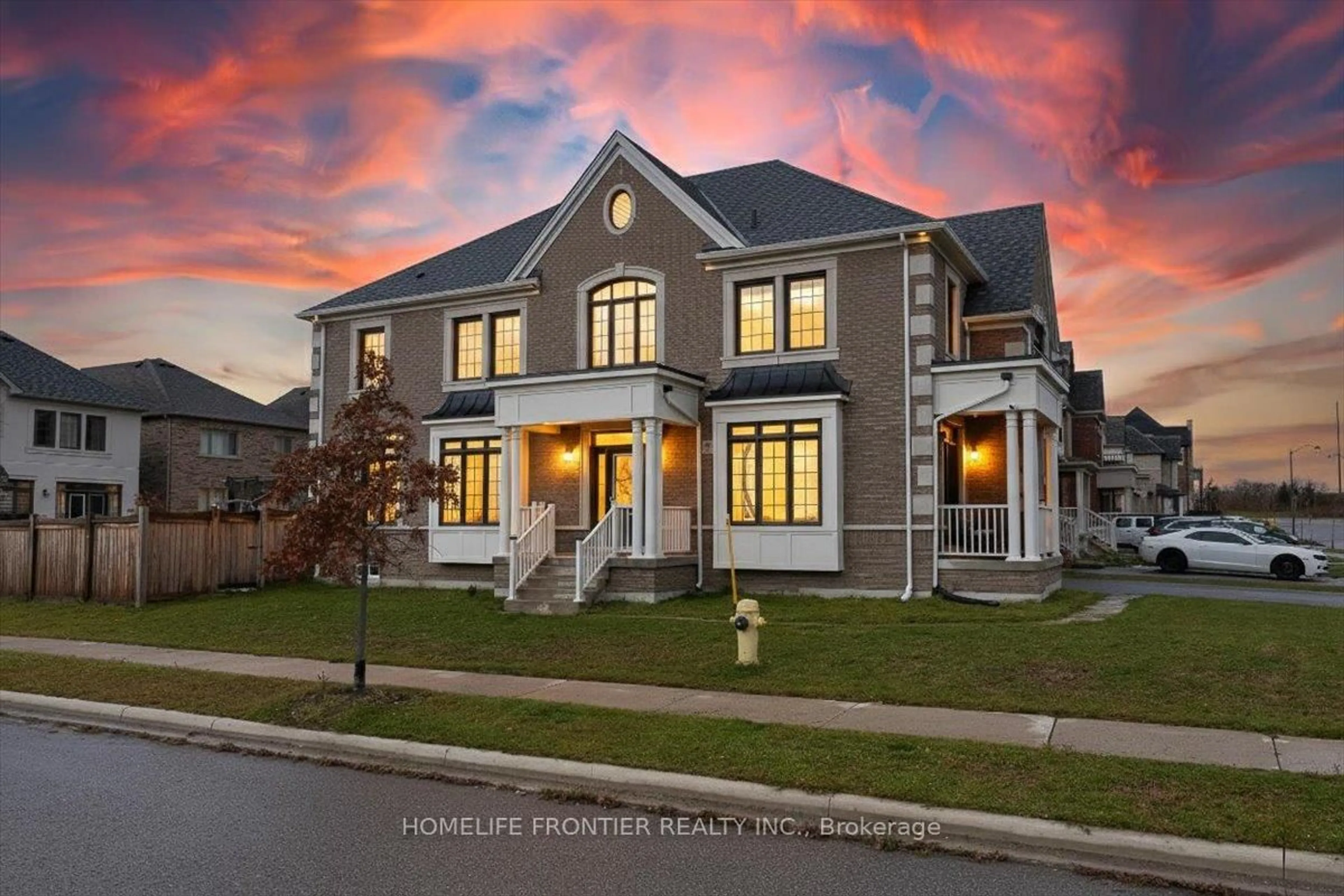 Home with brick exterior material, street for 99 Carondale Sq, East Gwillimbury Ontario L9N 0X7