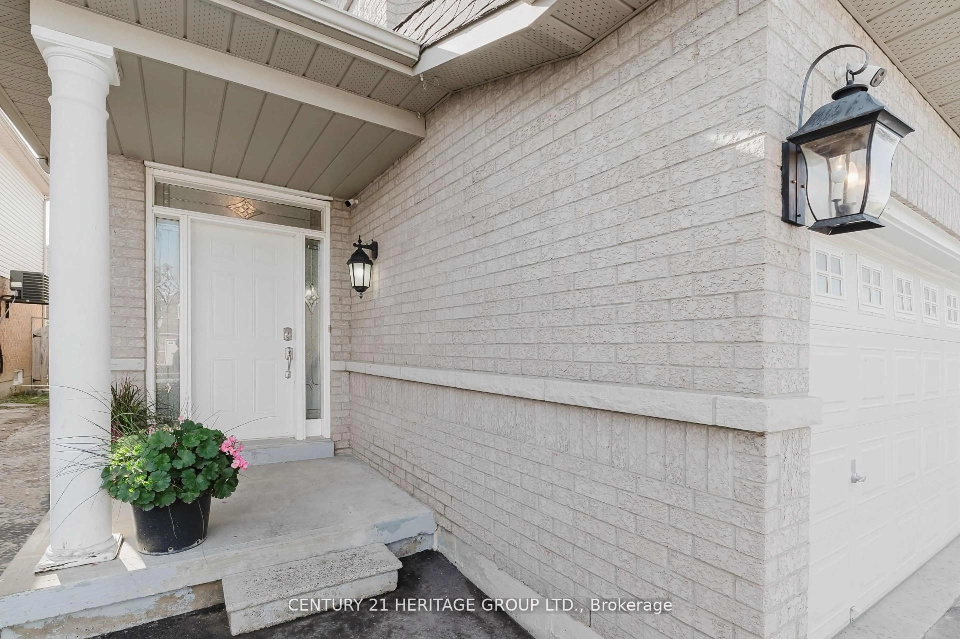 Indoor entryway for 601 Mcbean Ave, Newmarket Ontario L3X 2L5