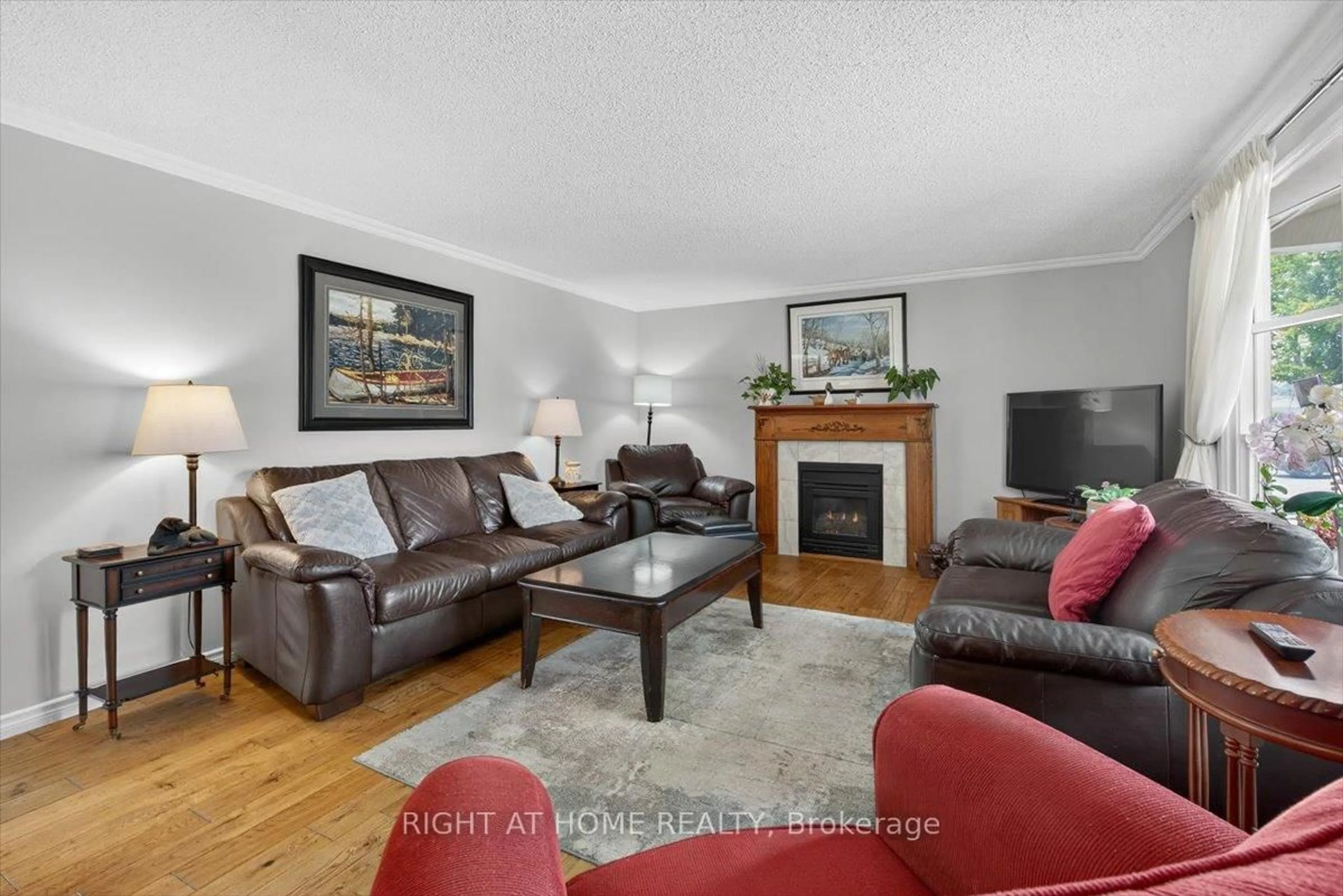 Living room with furniture, wood/laminate floor for 30 Main St, Innisfil Ontario L9S 1L9