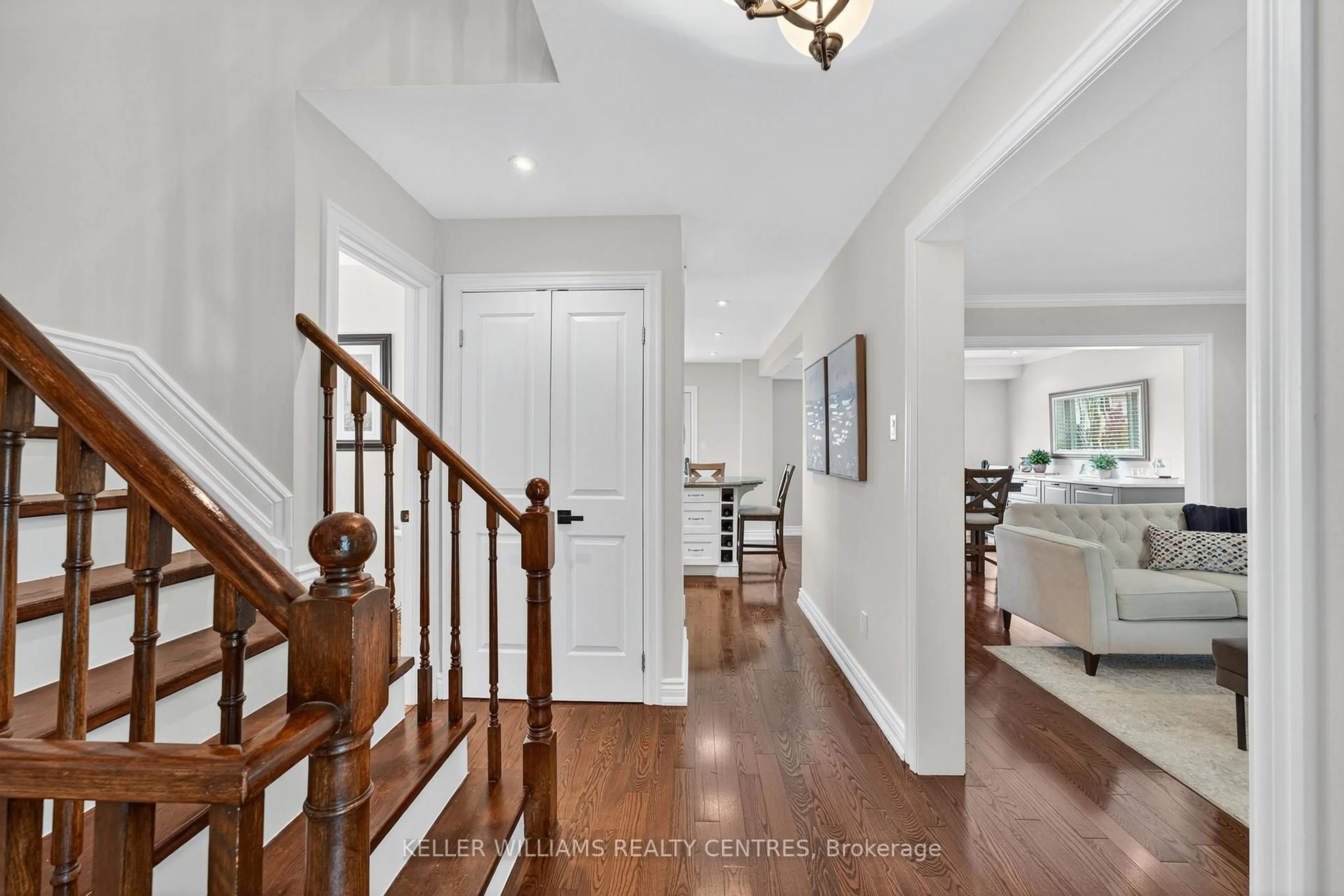 Indoor entryway for 42 Buchanan Cres, Aurora Ontario L4G 5K4