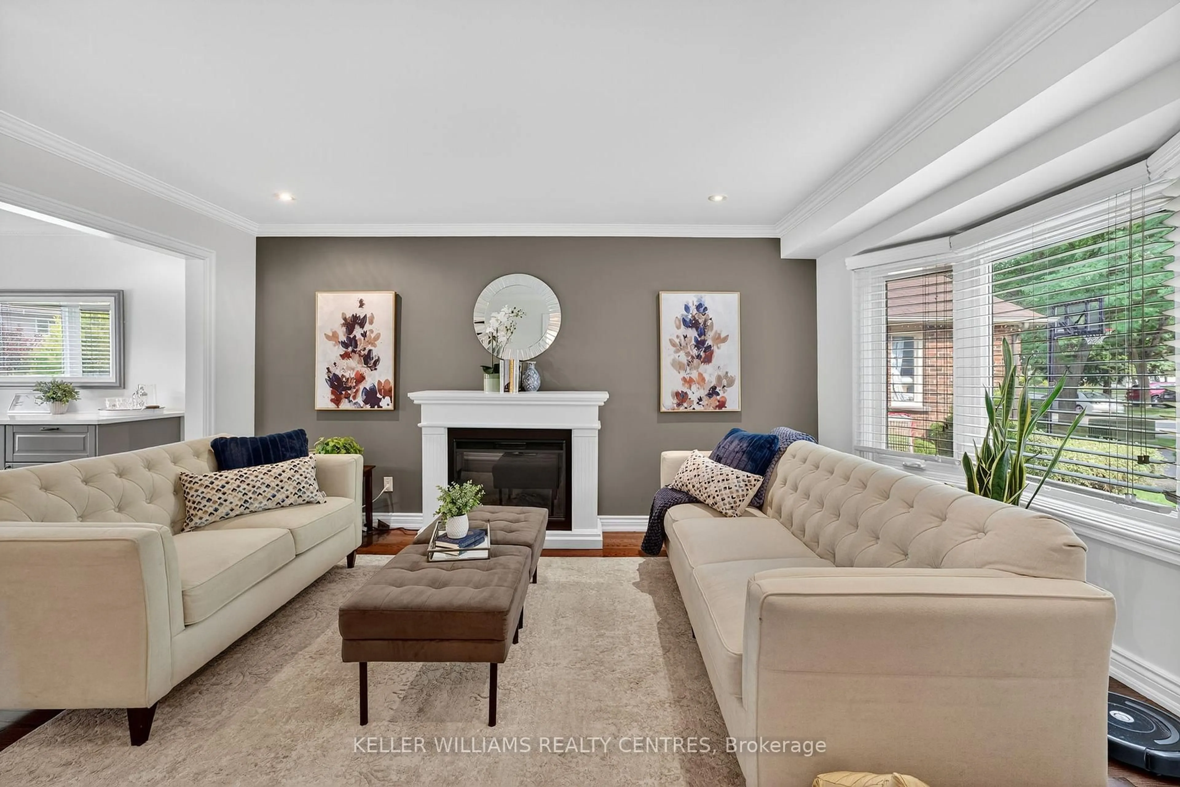 Living room with furniture, unknown for 42 Buchanan Cres, Aurora Ontario L4G 5K4