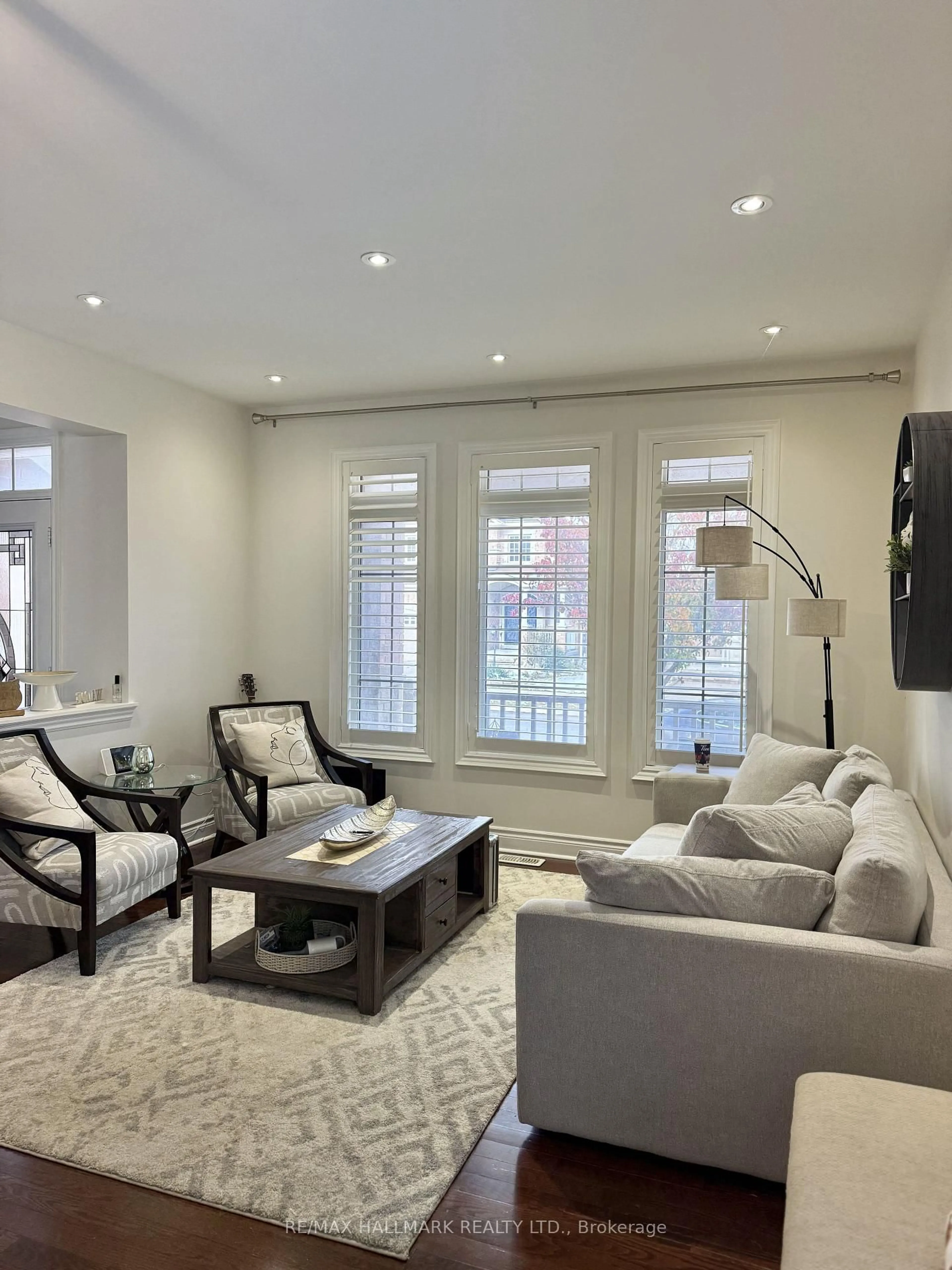 Living room with furniture, unknown for 220 Tonner Cres, Aurora Ontario L4G 7T7