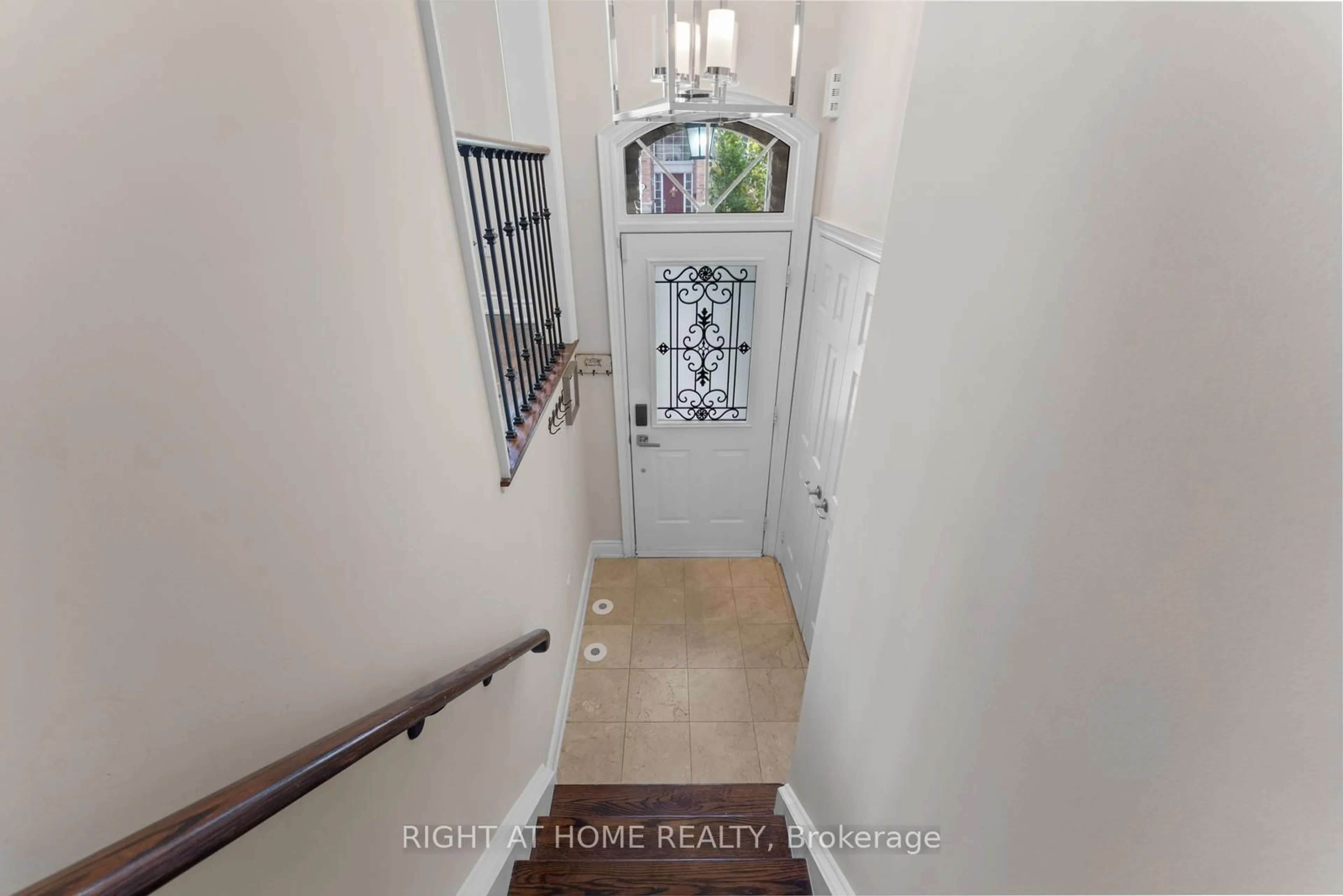 Indoor entryway for 18 Isaac Devins Ave, Vaughan Ontario L4L 0A4
