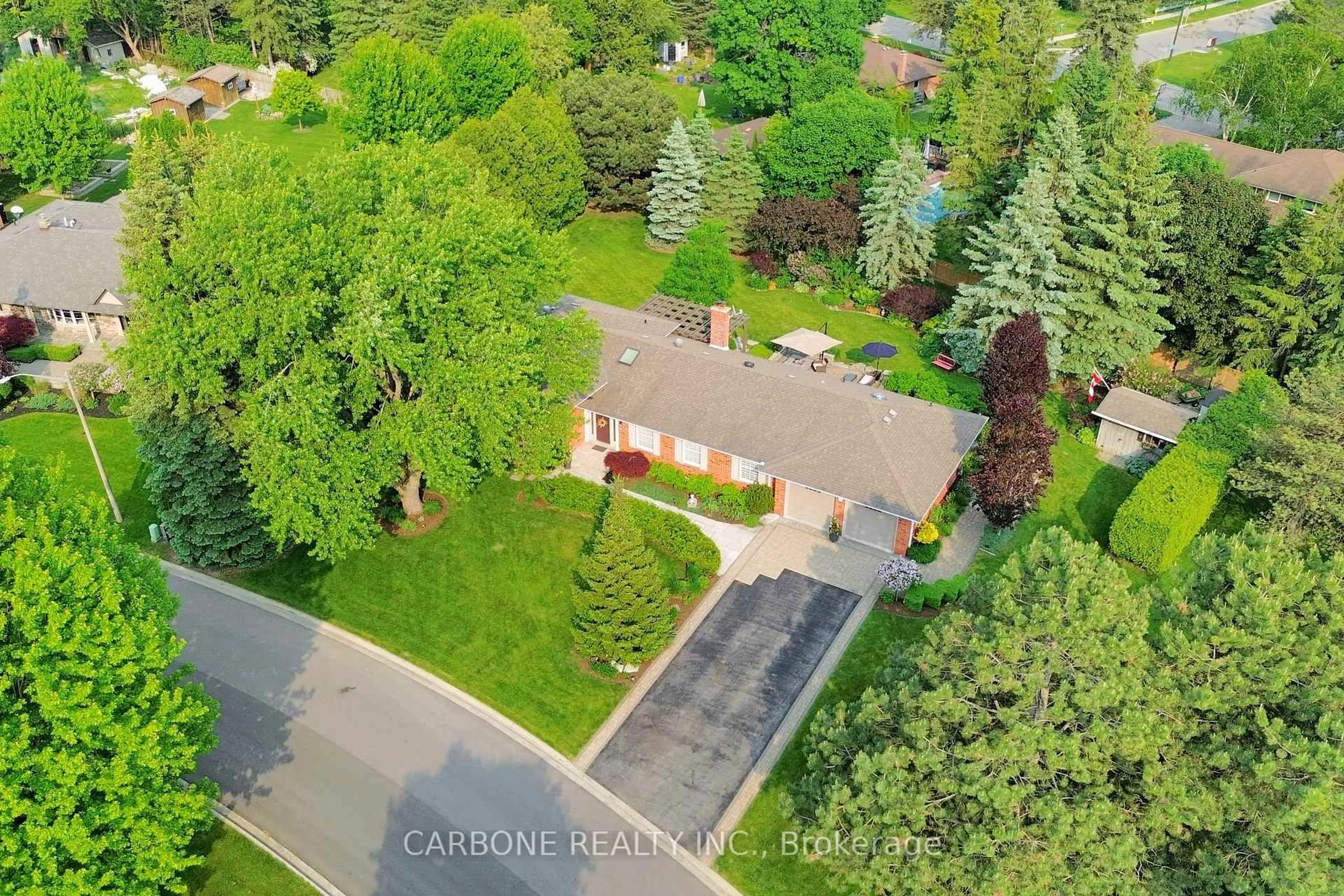 A pic from outside/outdoor area/front of a property/back of a property/a pic from drone, street for 335 Forde Cres, King Ontario L7B 1G7