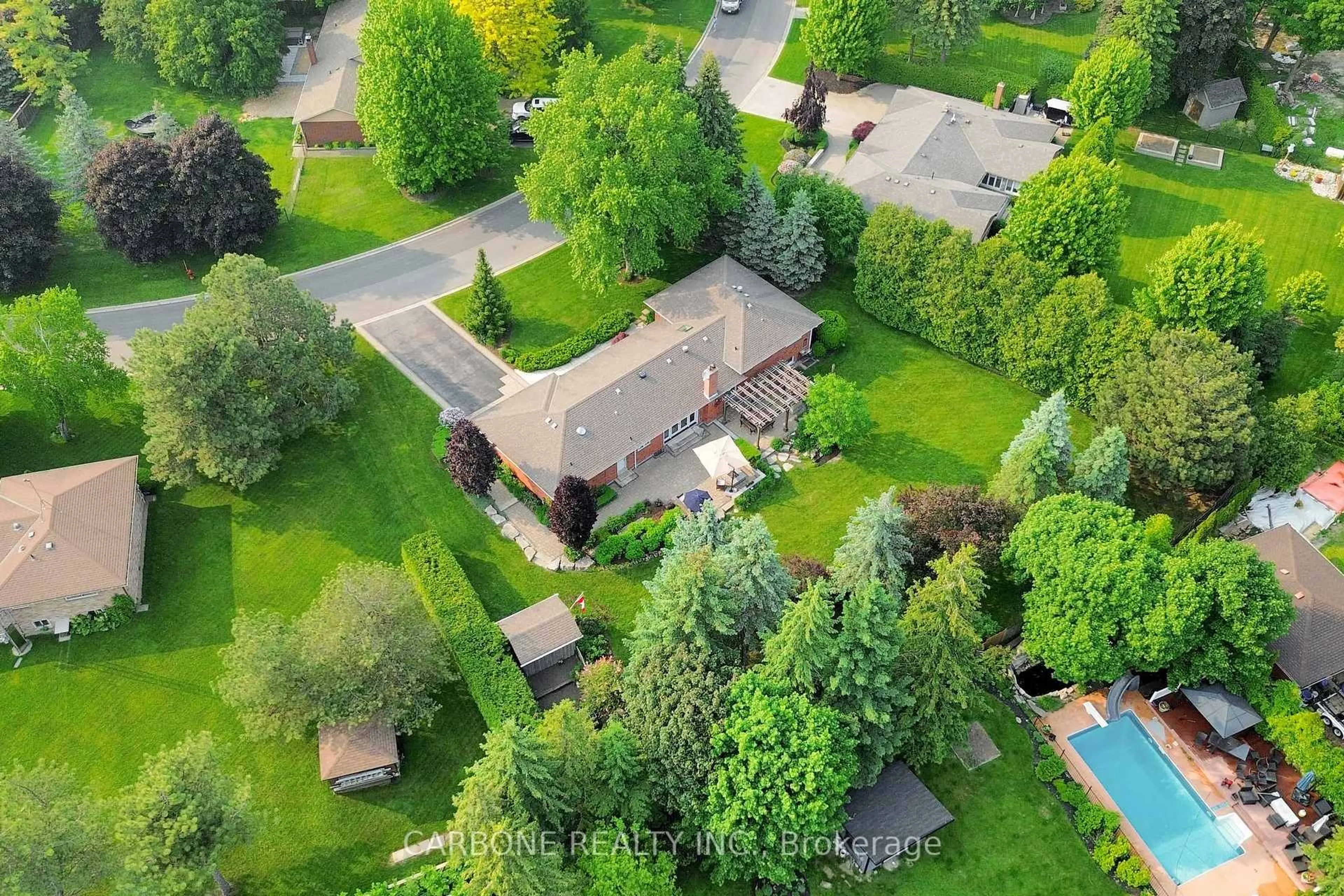 A pic from outside/outdoor area/front of a property/back of a property/a pic from drone, street for 335 Forde Cres, King Ontario L7B 1G7