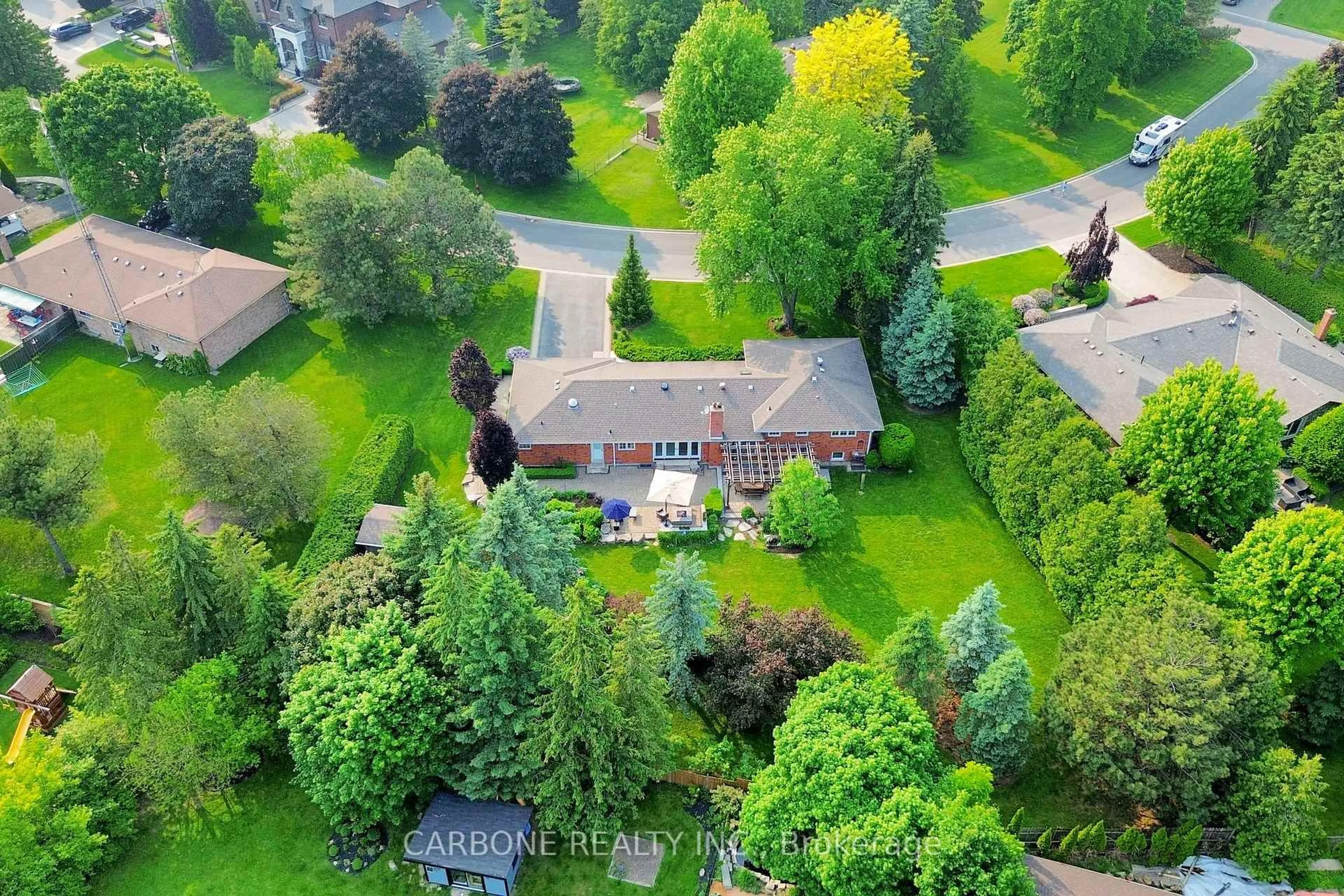 A pic from outside/outdoor area/front of a property/back of a property/a pic from drone, street for 335 Forde Cres, King Ontario L7B 1G7