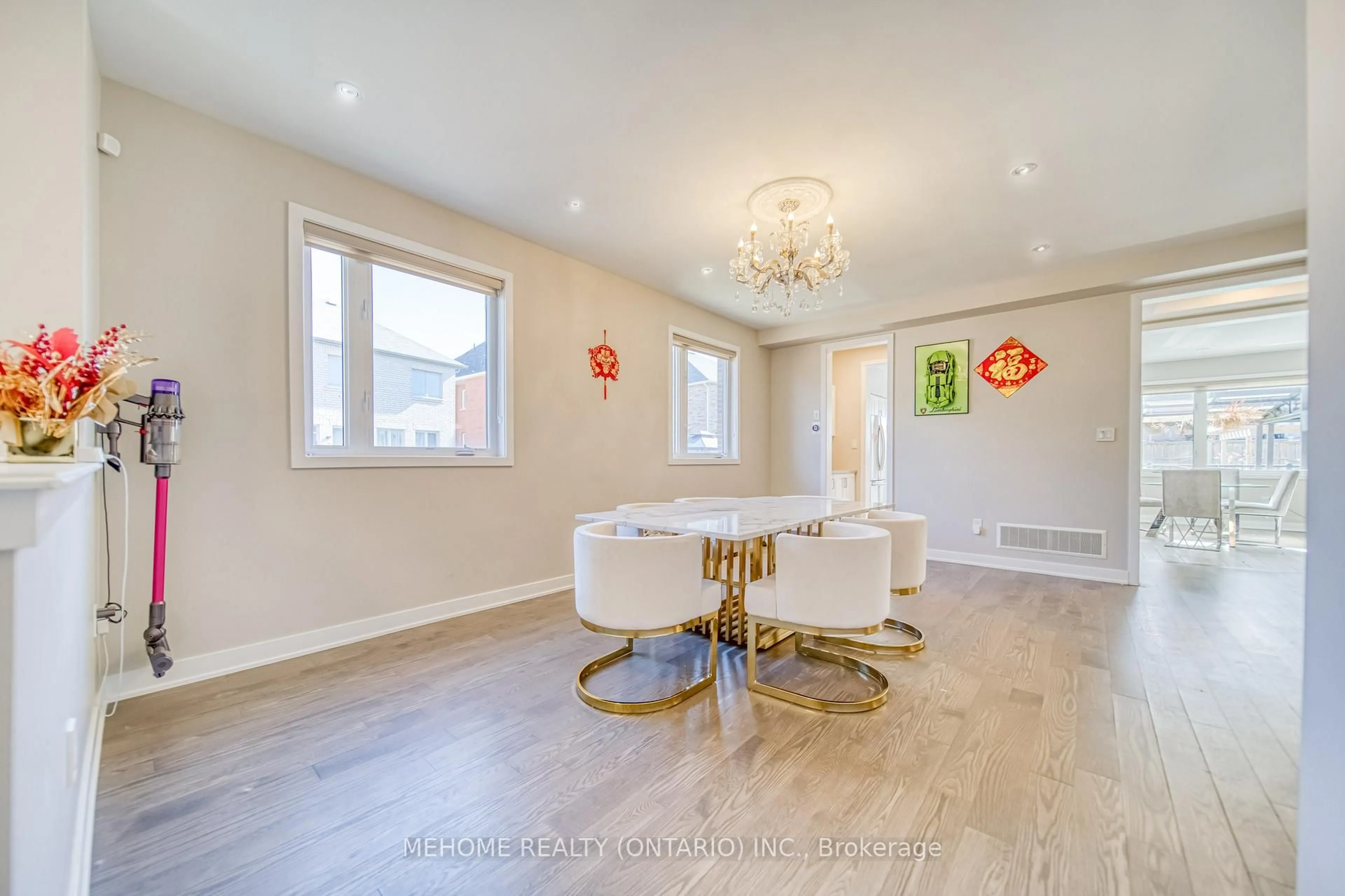 Dining room, wood/laminate floor for 7 Proud Crt, Aurora Ontario L4G 7B7