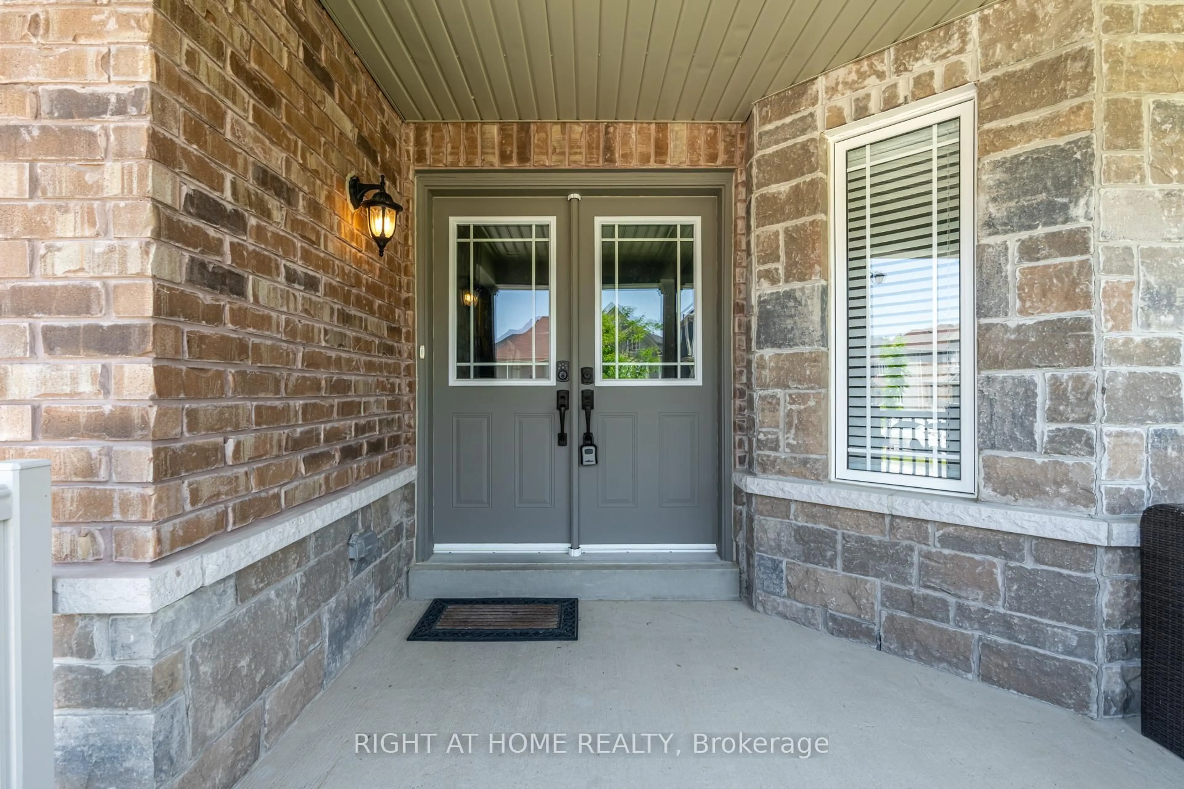 Indoor entryway for 1341 Bardeau St, Innisfil Ontario L0L 1W0