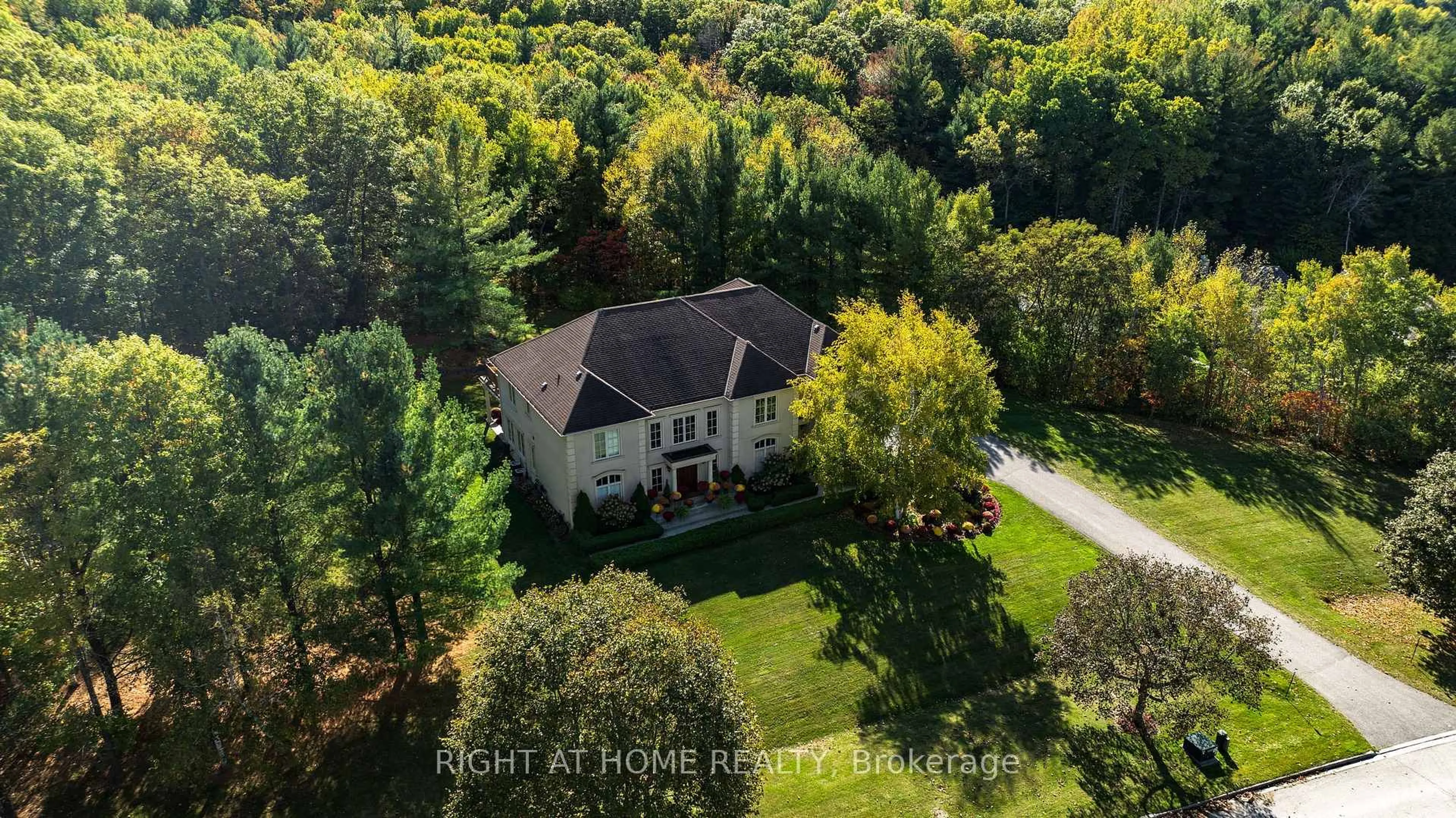 A pic from outside/outdoor area/front of a property/back of a property/a pic from drone, unknown for 65 Kingswood Dr, King Ontario L7B 1K8