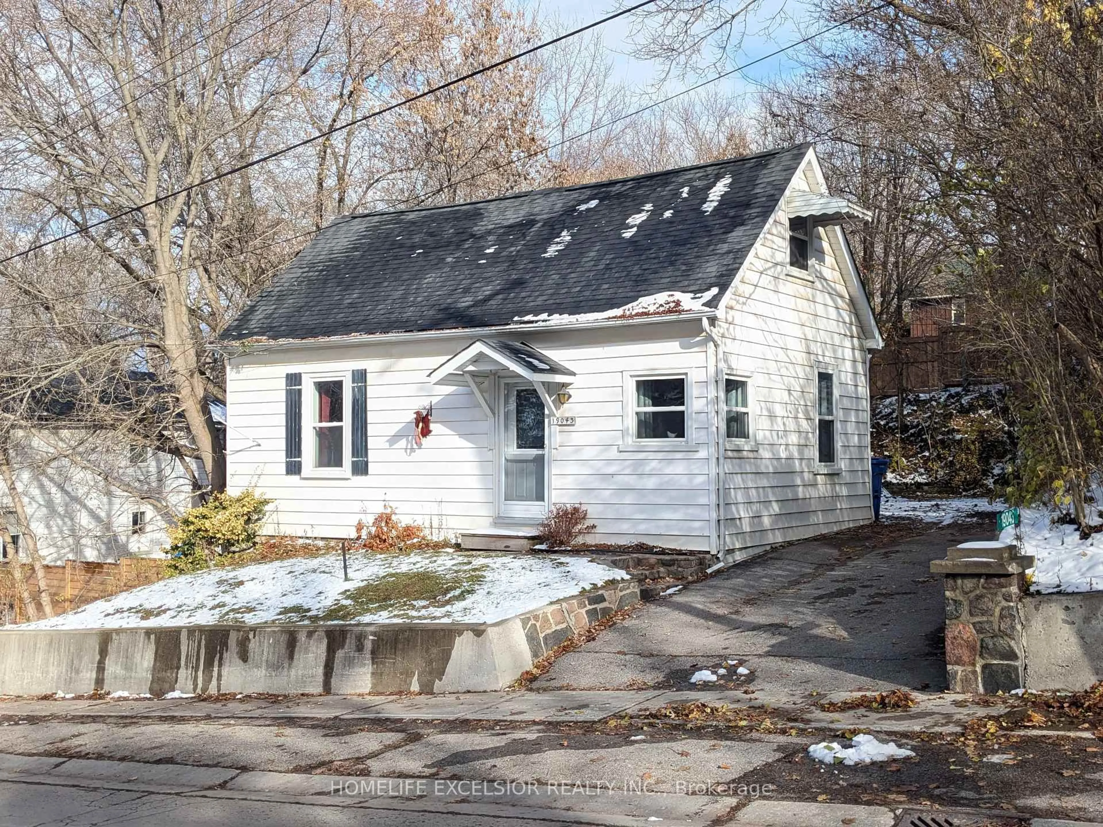 Unknown for 19043 Centre St, East Gwillimbury Ontario L0G 1M0