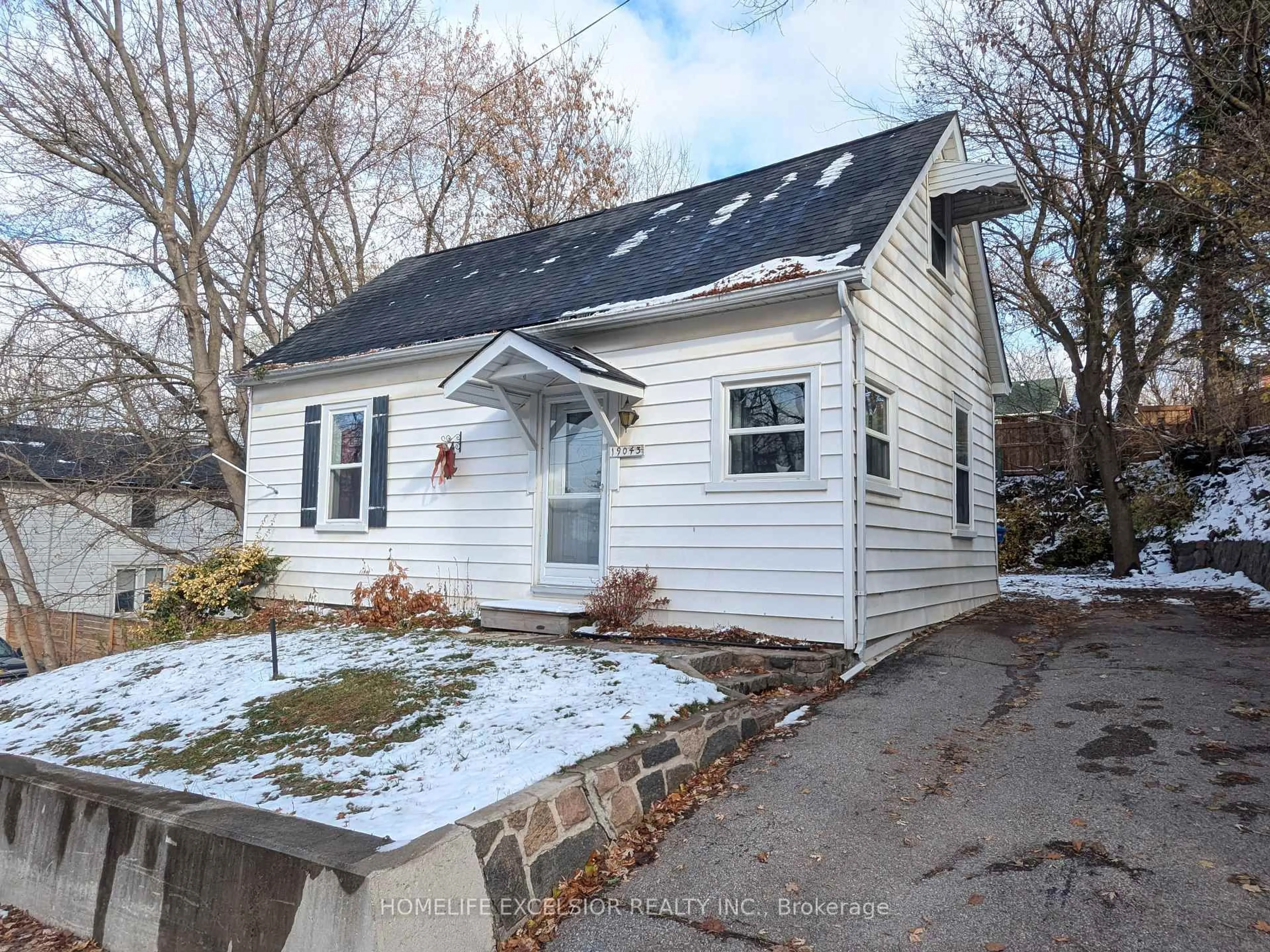 Home with vinyl exterior material, street for 19043 Centre St, East Gwillimbury Ontario L0G 1M0