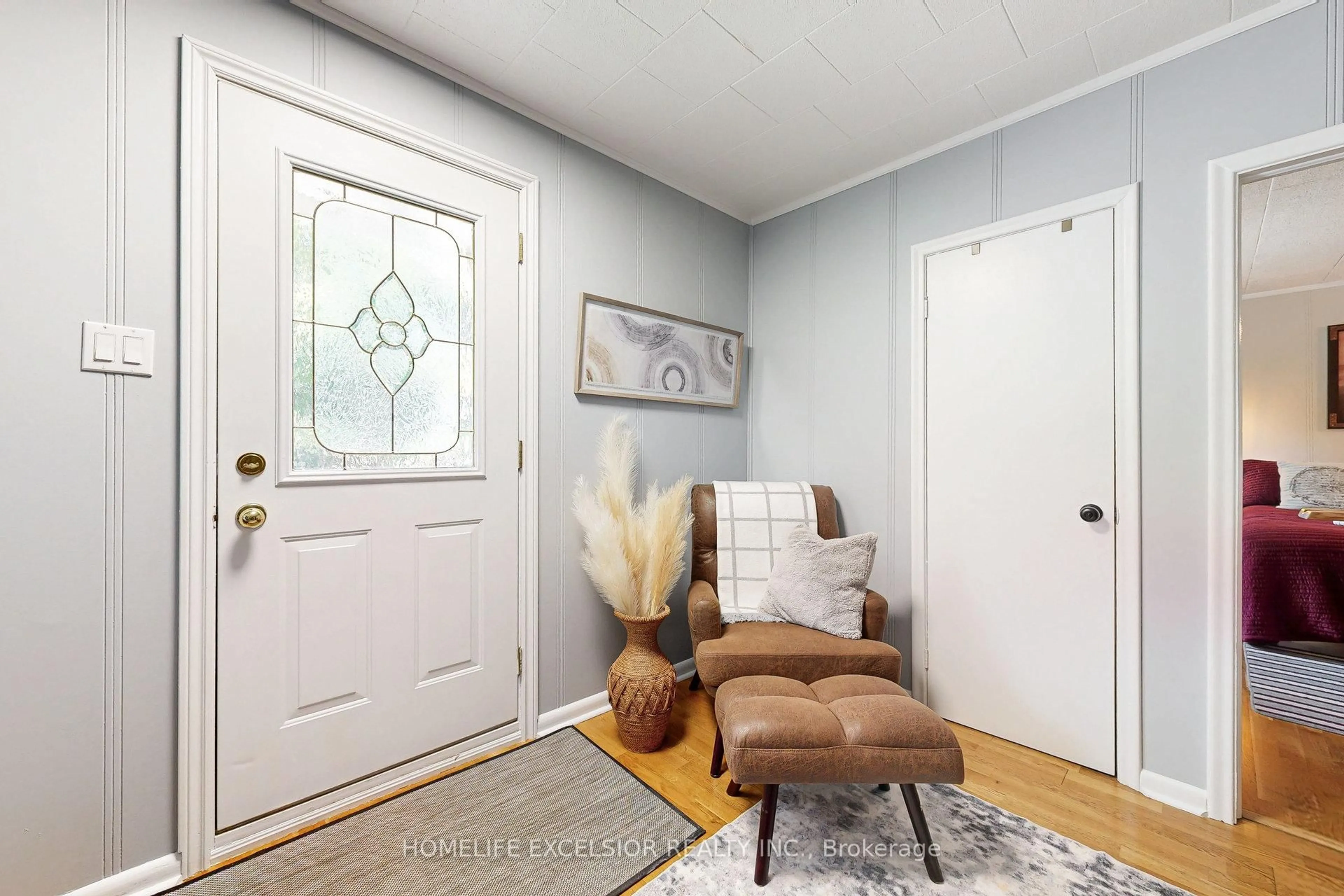 Indoor entryway for 19043 Centre St, East Gwillimbury Ontario L0G 1M0
